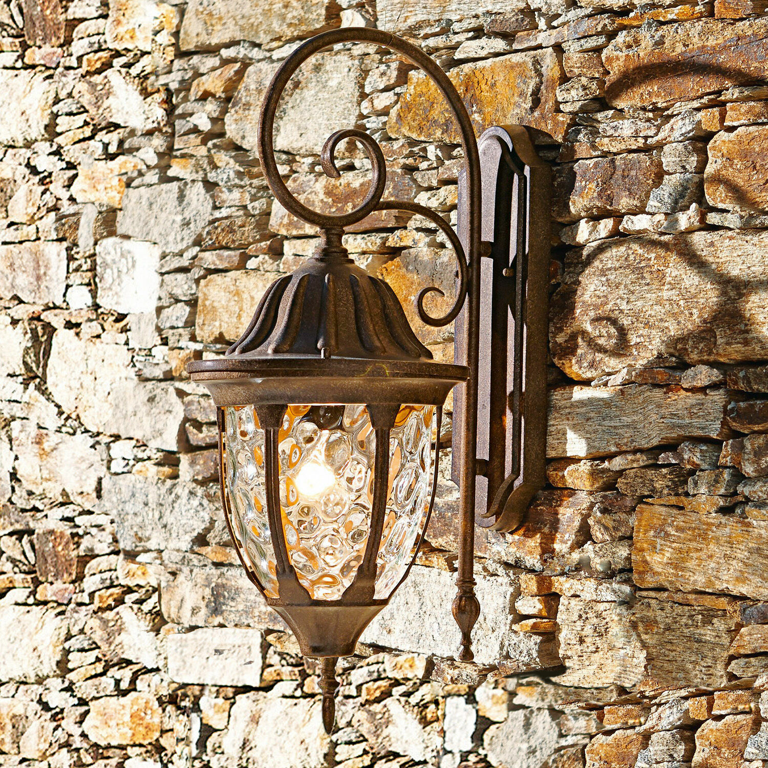 Applique extérieure Herrère Applique murale rustique en métal rouillé avec verre décoratif sur mur en pierre