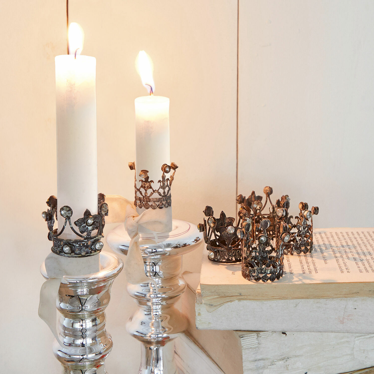 Lot de 6 couronnes décoratives Margareta Bougies blanches avec décorations métalliques en forme de couronnes sur chandeliers argentés, décoration intérieure