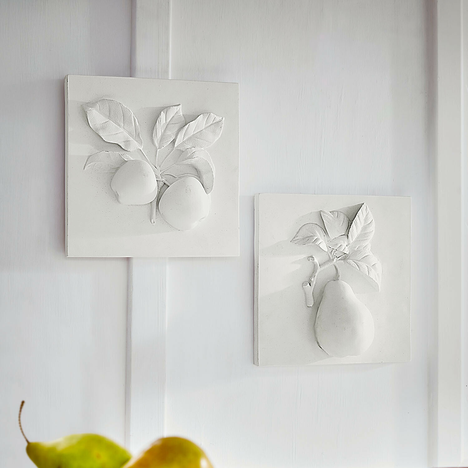 Lot de 2 tableaux Mirabellas Carreaux muraux blancs en céramique avec reliefs de fruits et feuilles, décoration murale élégante