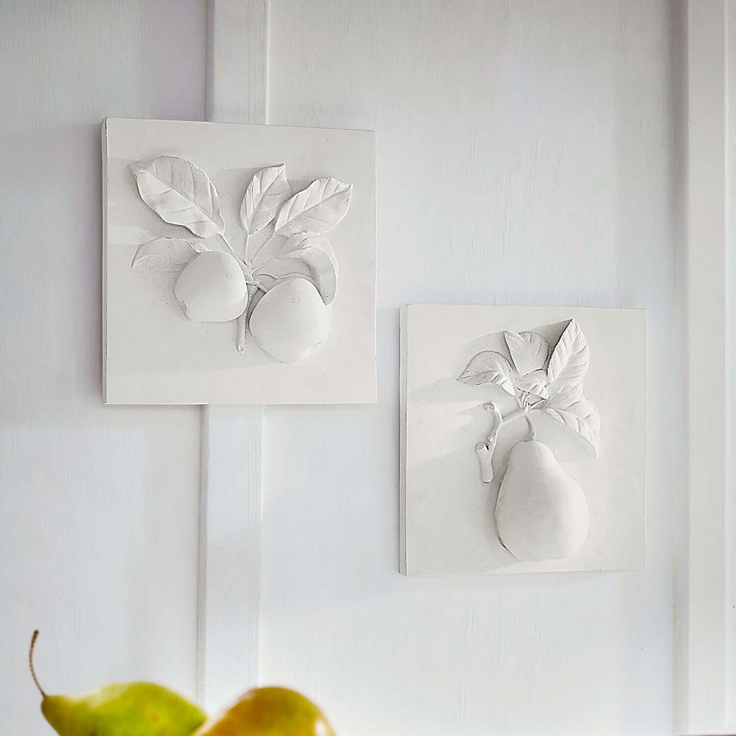 Lot de 2 tableaux Mirabellas Carreaux muraux blancs en céramique avec reliefs de fruits et feuilles, décoration murale élégante