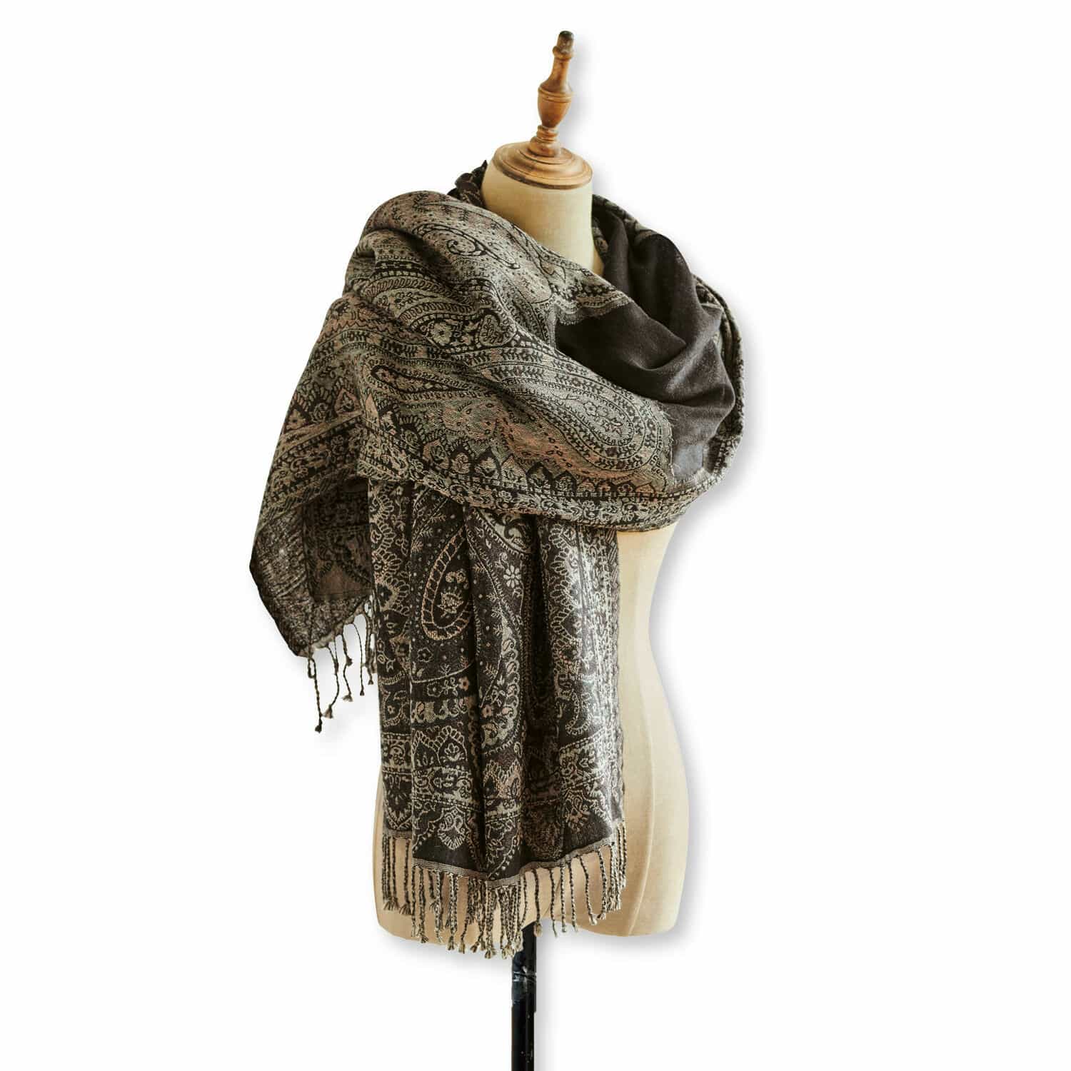Étole Trojan Écharpe marron à motif cachemire avec franges sur mannequin, tissu doux pour temps frais