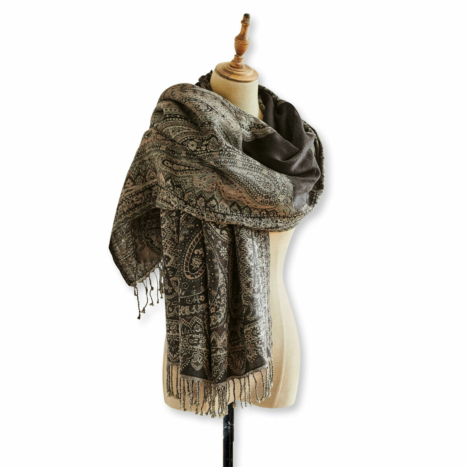 Étole Trojan Écharpe marron à motif cachemire avec franges sur mannequin, tissu doux pour temps frais