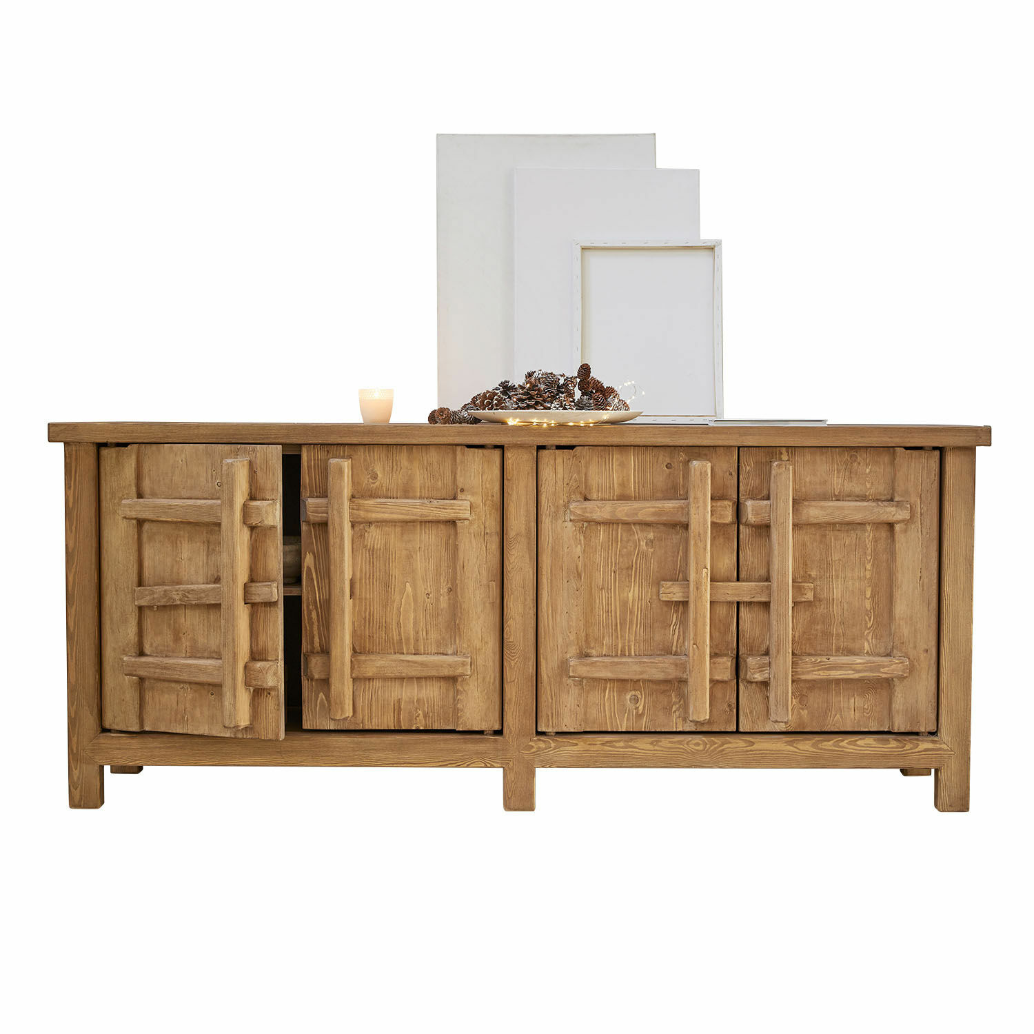 Buffet en bois naturel avec portes décoratives et décoration de pommes de pin sur le dessus