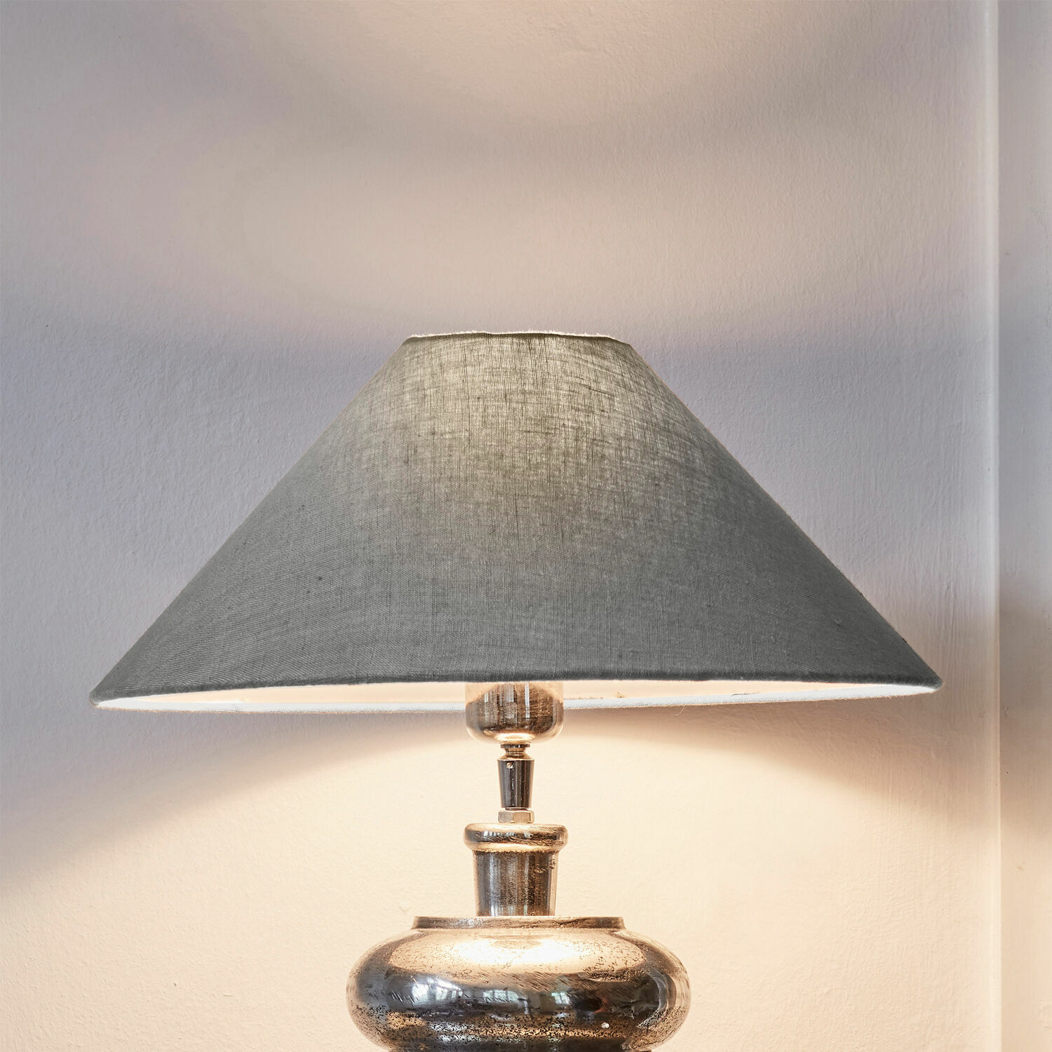 Abat-jour Emmera Lampe de table avec base en métal et abat-jour en lin gris pour décoration intérieure