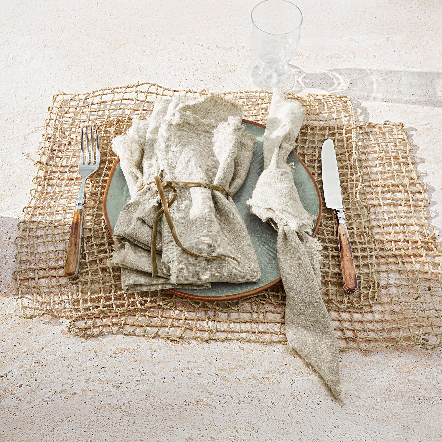 Lot de 2 sets de table Xaintieux Ensemble de serviettes en lin naturel avec anneaux sur assiette verte et napperon en osier