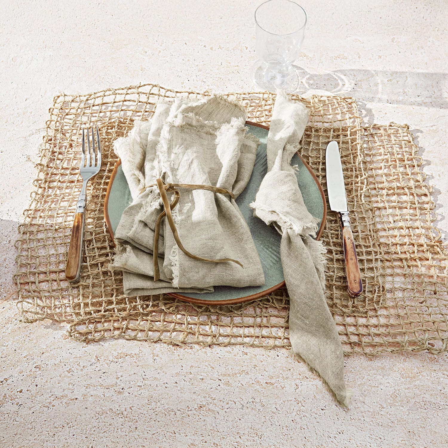 Lot de 2 sets de table Xaintieux Ensemble de serviettes en lin naturel avec anneaux sur assiette verte et napperon en osier