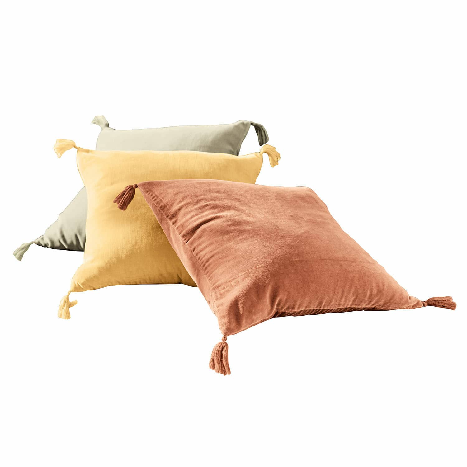 Ensemble de trois coussins décoratifs en velours beige, jaune et terre cuite avec pompons aux coins