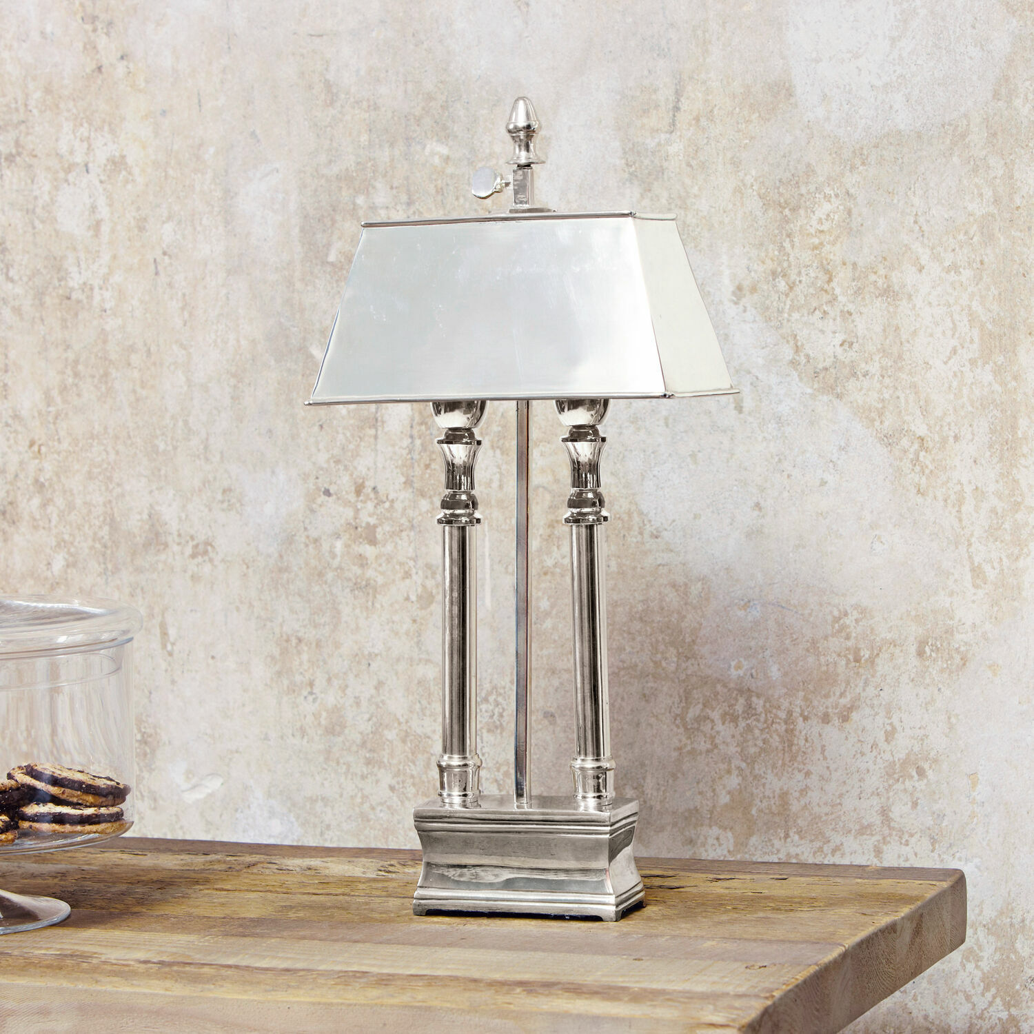 Lampe à poser Pantin Lampe de table argentée en métal avec abat-jour rectangulaire posée sur une table en bois