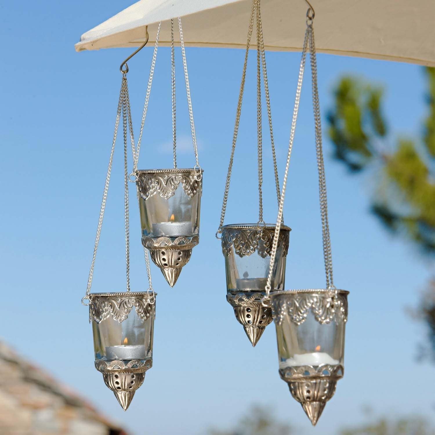 Lanterne suspendue en verre avec ornements métalliques argentés, décoration extérieure élégante