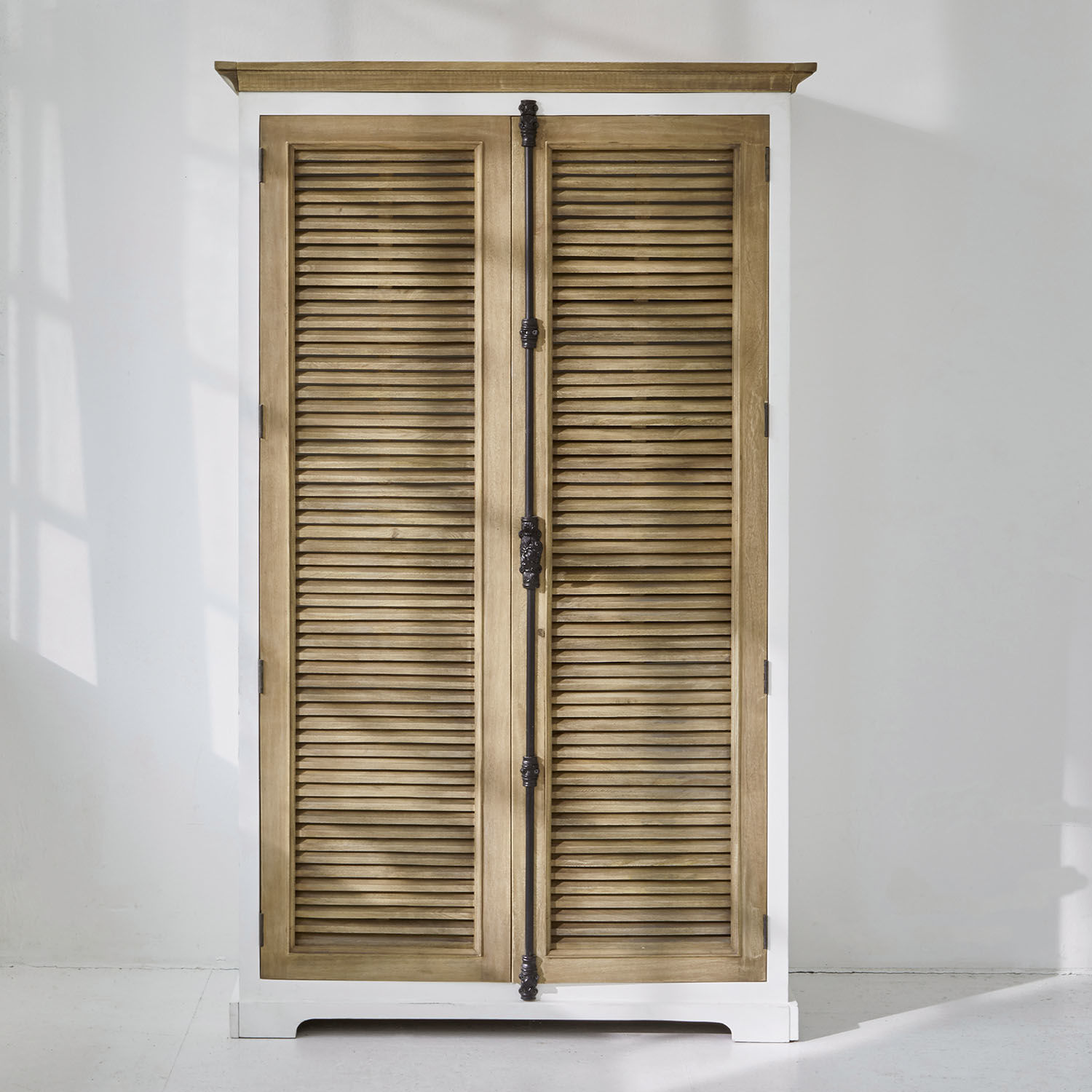 Armoire Comtois Armoire en bois avec cadre blanc et portes à persiennes couleur naturelle, meuble de rangement vintage
