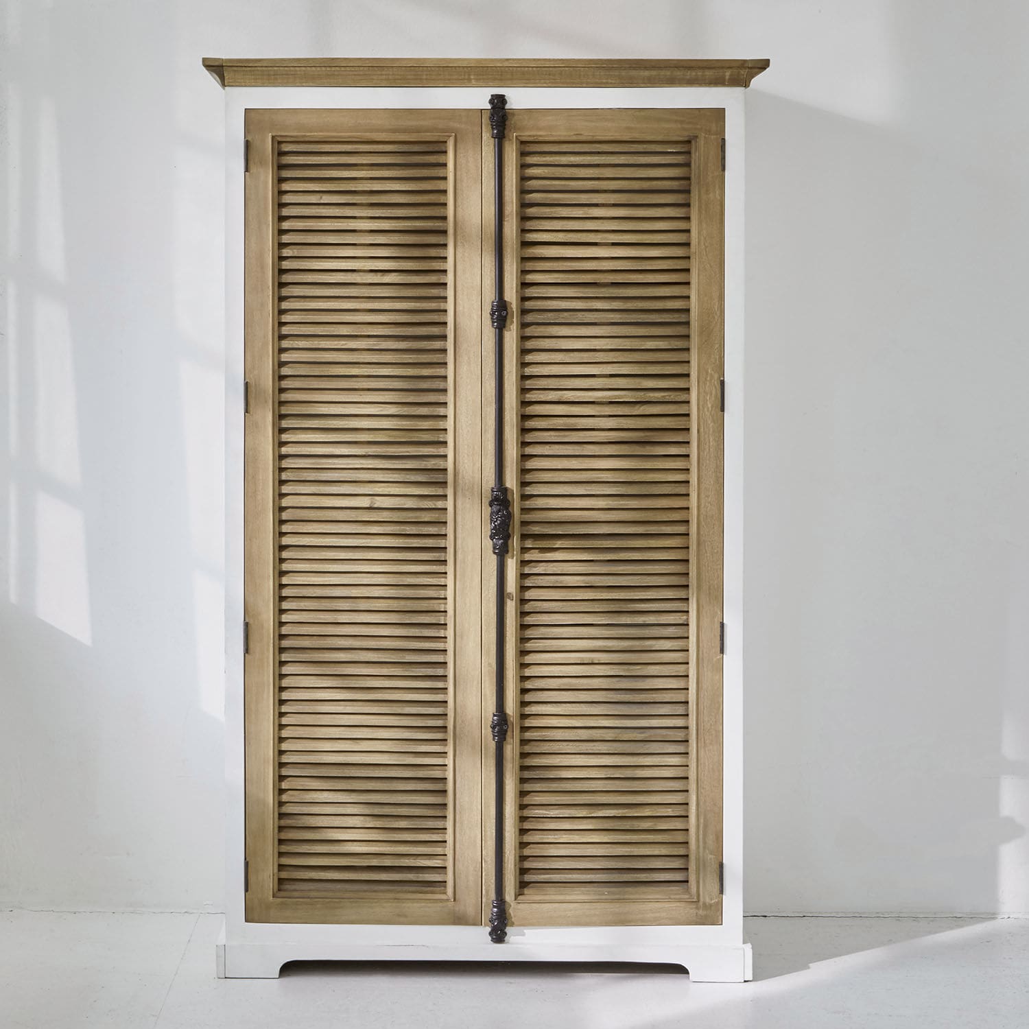 Armoire Comtois Armoire en bois avec cadre blanc et portes à persiennes couleur naturelle, meuble de rangement vintage