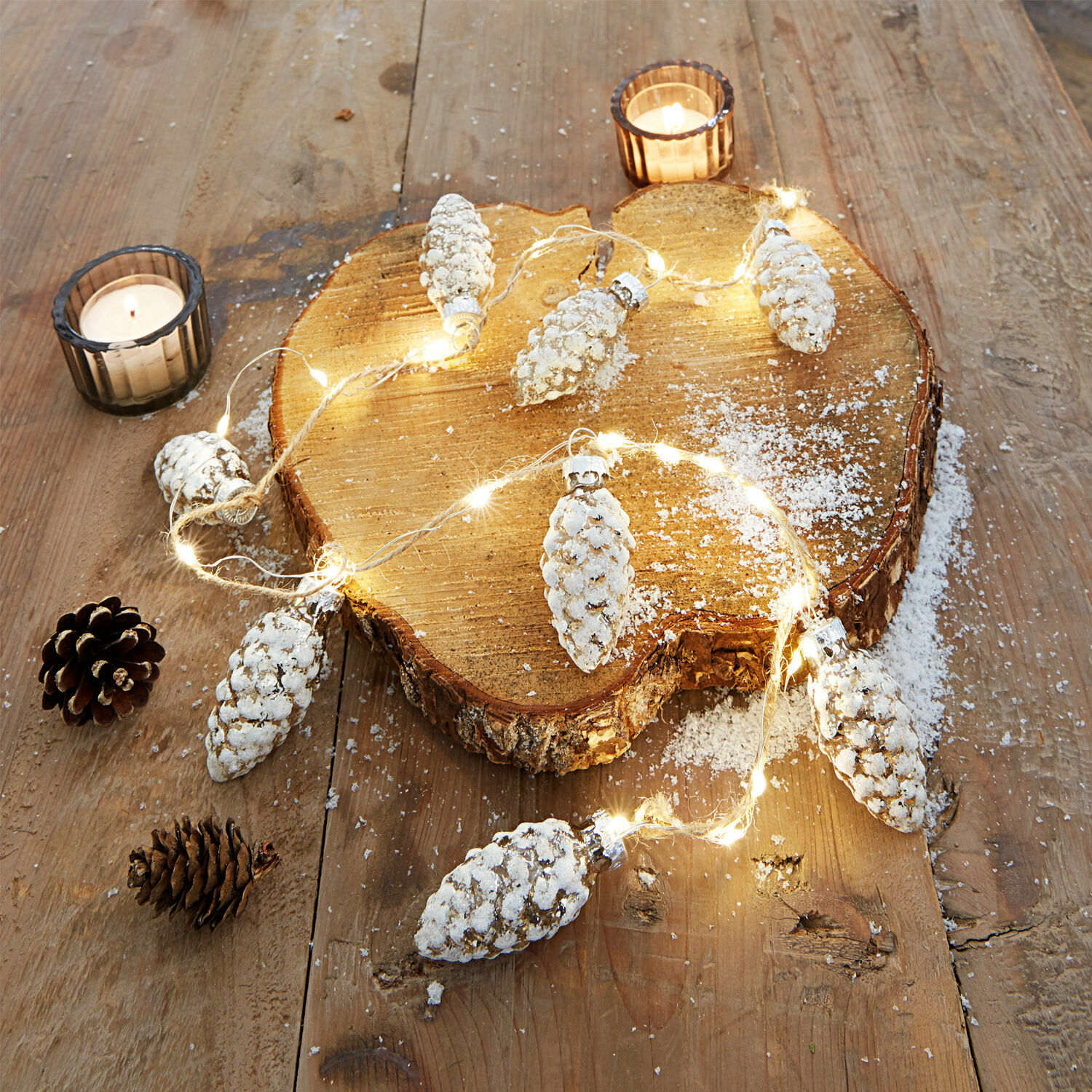 Guirlande lumineuse LED Mandelia Guirlande lumineuse en forme de pommes de pin avec effet neige blanche sur une planche en bois, décoration de Noël
