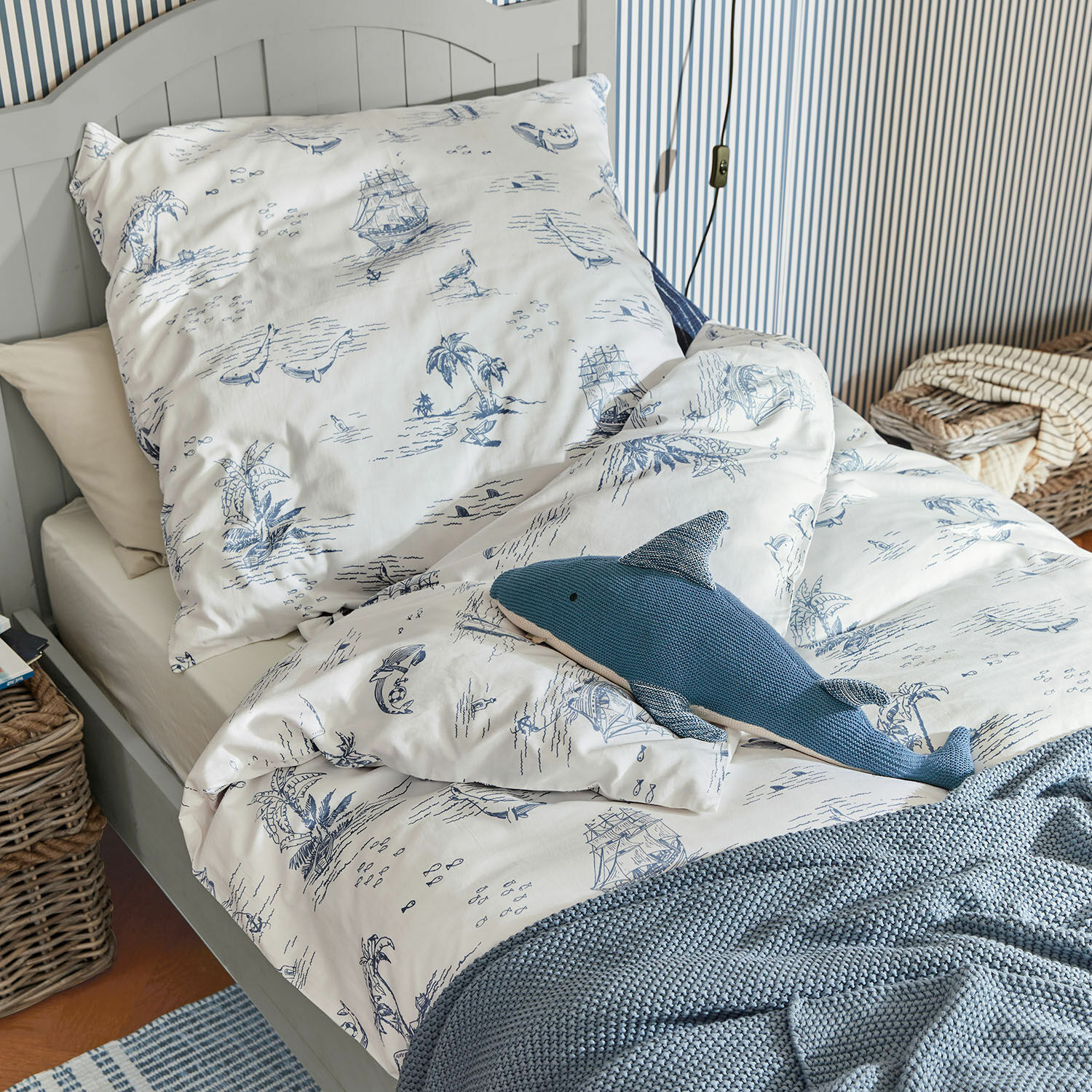 Parure de lit Douxie Parure de lit en coton blanc à motifs marins bleus avec couverture tricotée bleue et peluche requin