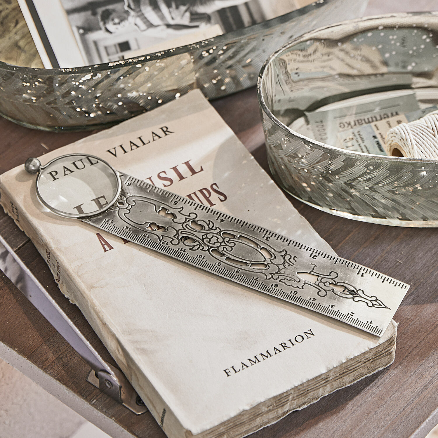 Marque-page Hallie Règle en métal avec loupe posée sur un vieux livre, outil décoratif pour lecture et mesure