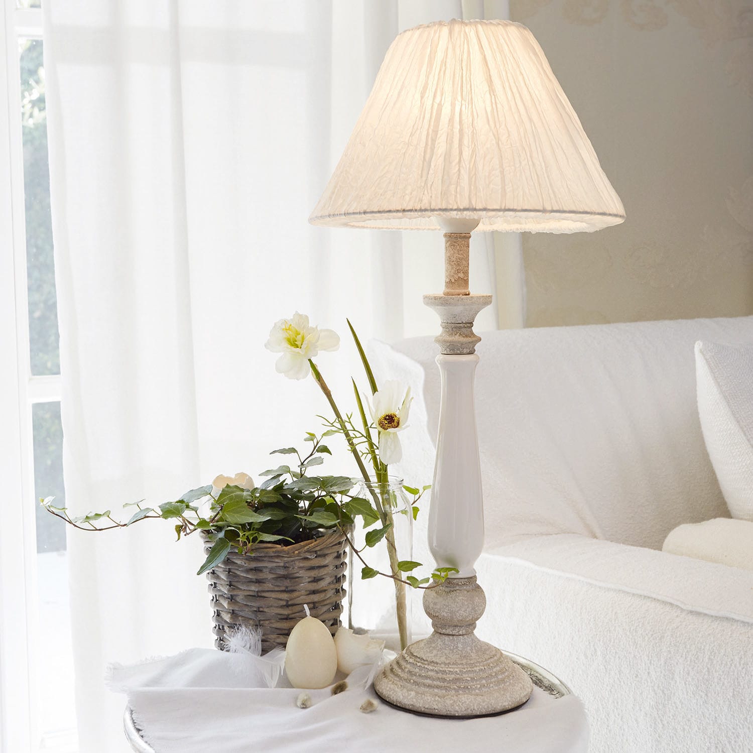 Lampe à poser Skandrina Lampe de table avec abat-jour en tissu blanc et base en céramique claire pour salon
