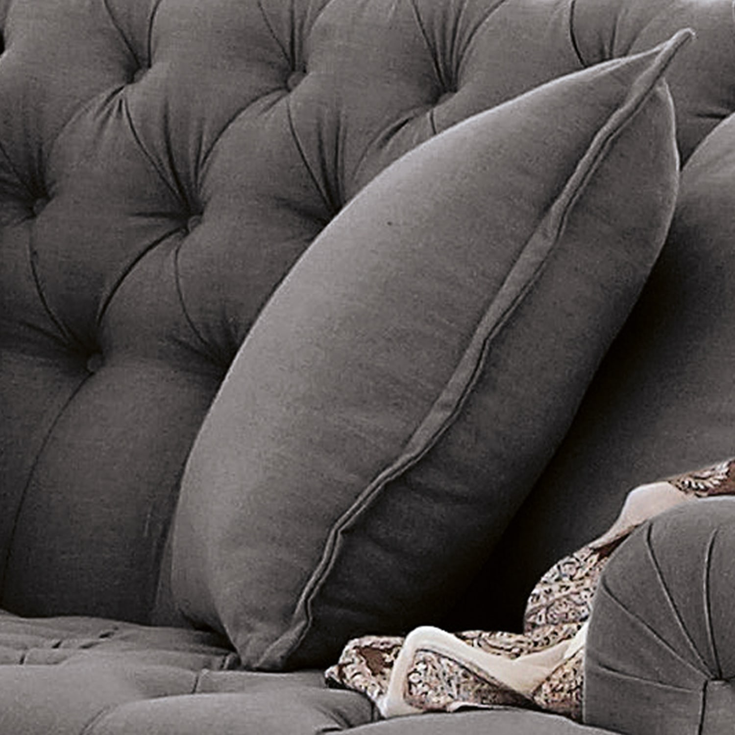 Canapé capitonné gris avec coussin moelleux et tissu décoratif, meuble confortable pour salon