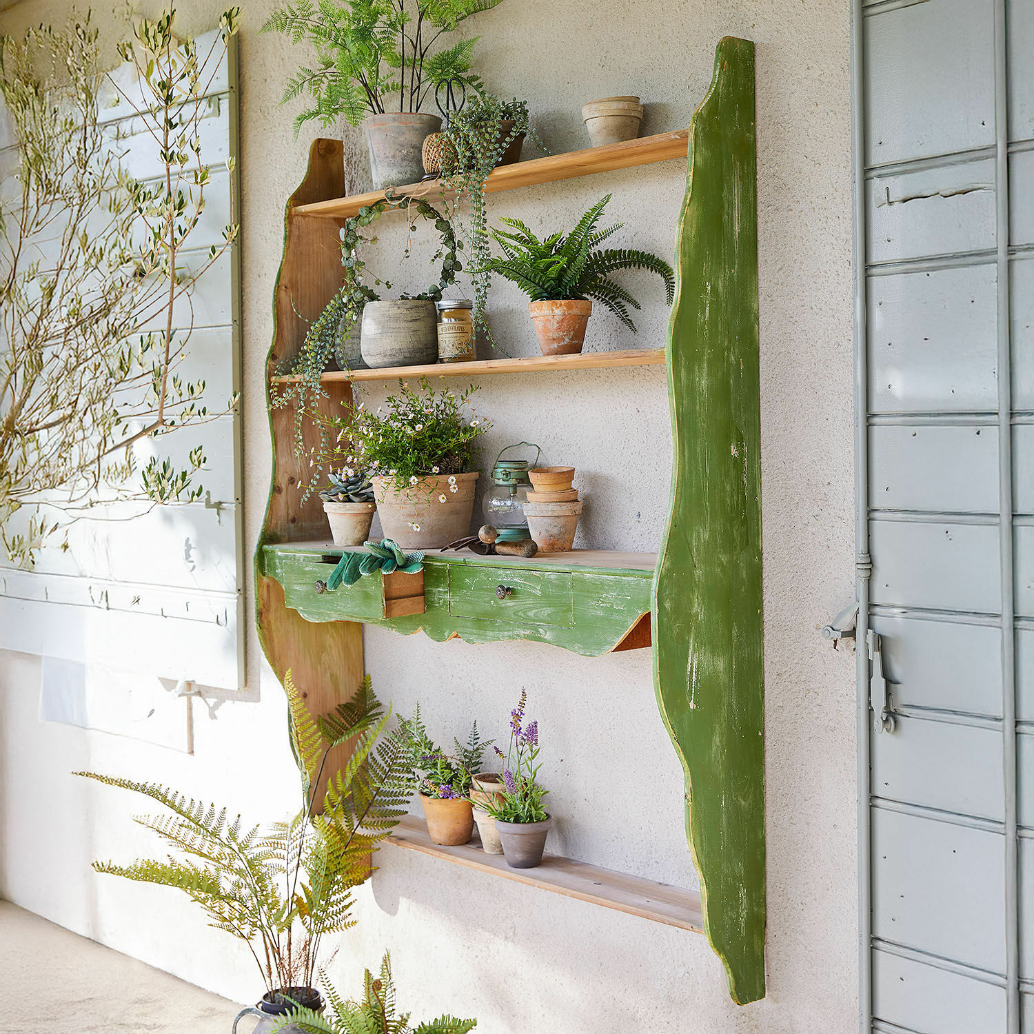 Étagère murale Triomphique Étagère murale en bois vert rustique avec pots de fleurs et outils de jardinage pour décoration intérieure