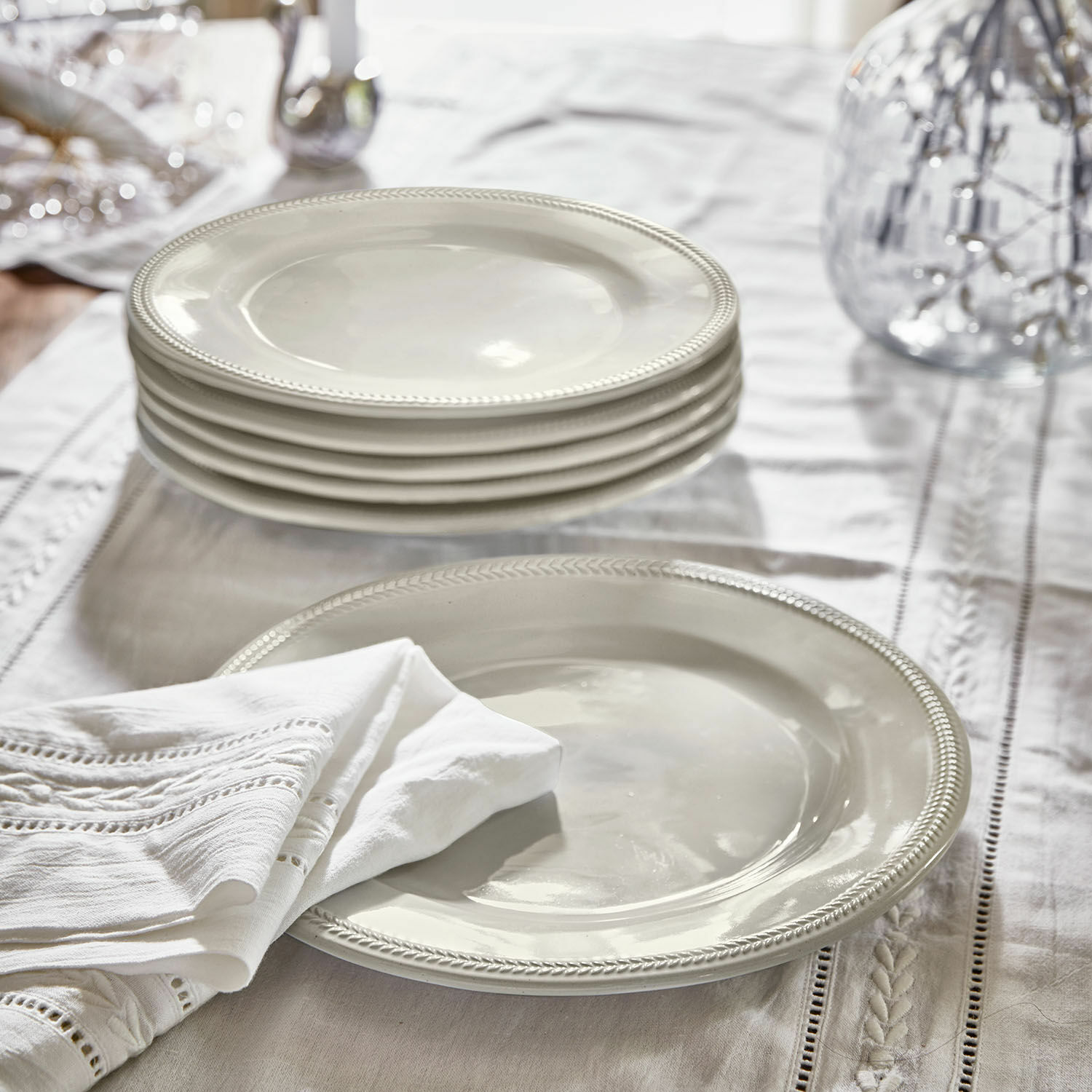 Lot de 6 assiettes Norrvik Ensemble d'assiettes blanches en céramique avec bord décoratif sur une nappe en lin, décoration de table