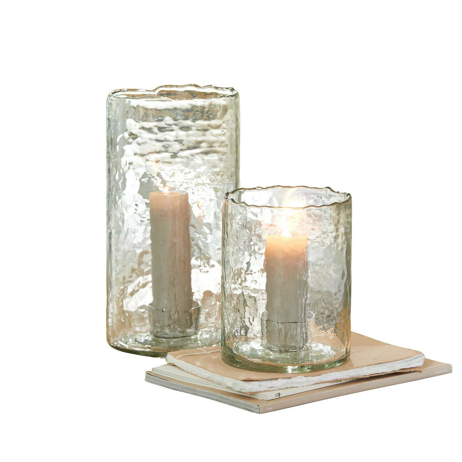 Lot de 2 photophores Querlay Deux photophores en verre texturé transparent avec bougies blanches posés sur des livres