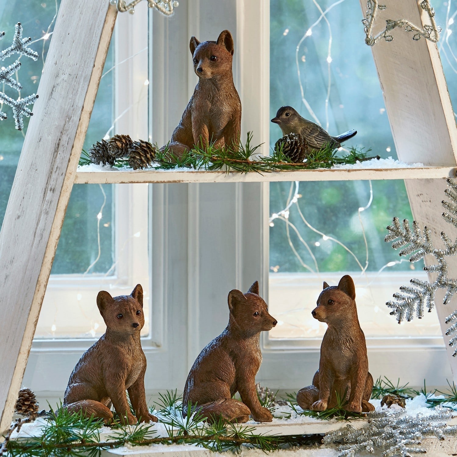 Lot de 4 renards décoratifs Survie Figurines décoratives de renards et oiseaux marron sur étagère blanche en bois avec branches vertes