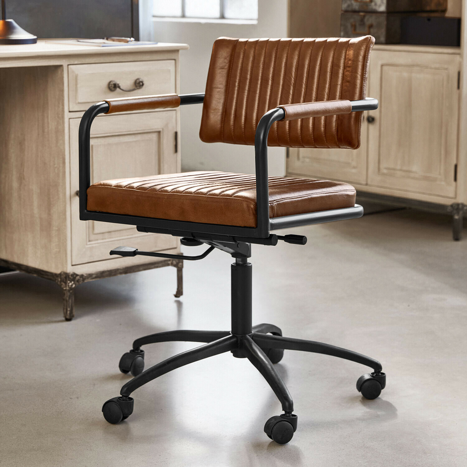 Chaise de bureau Awanian Chaise de bureau pivotante en cuir marron avec cadre métallique noir, design confortable et moderne