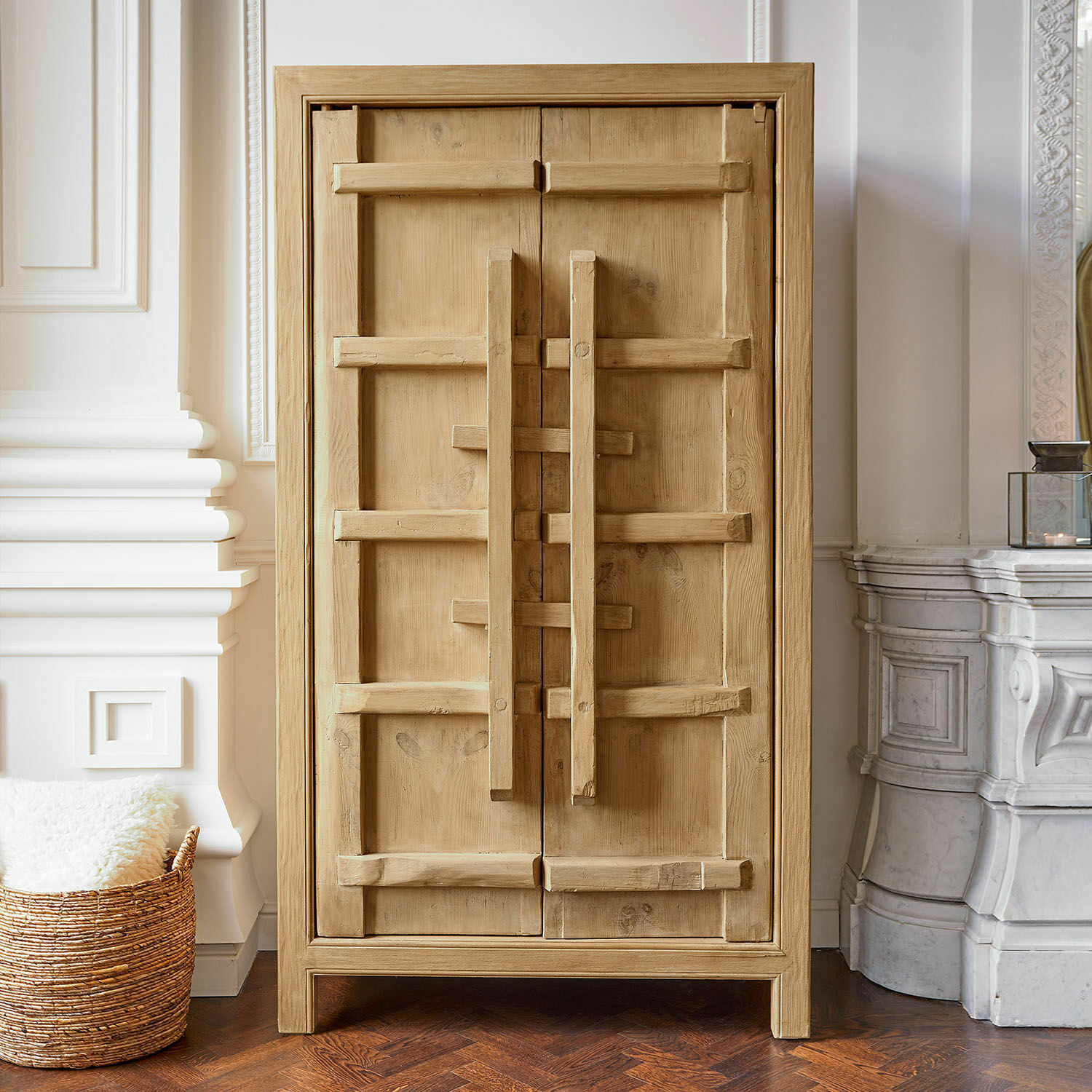 Armoire Trésorique Armoire en bois naturel avec poignées décoratives, meuble élégant pour salon ou chambre