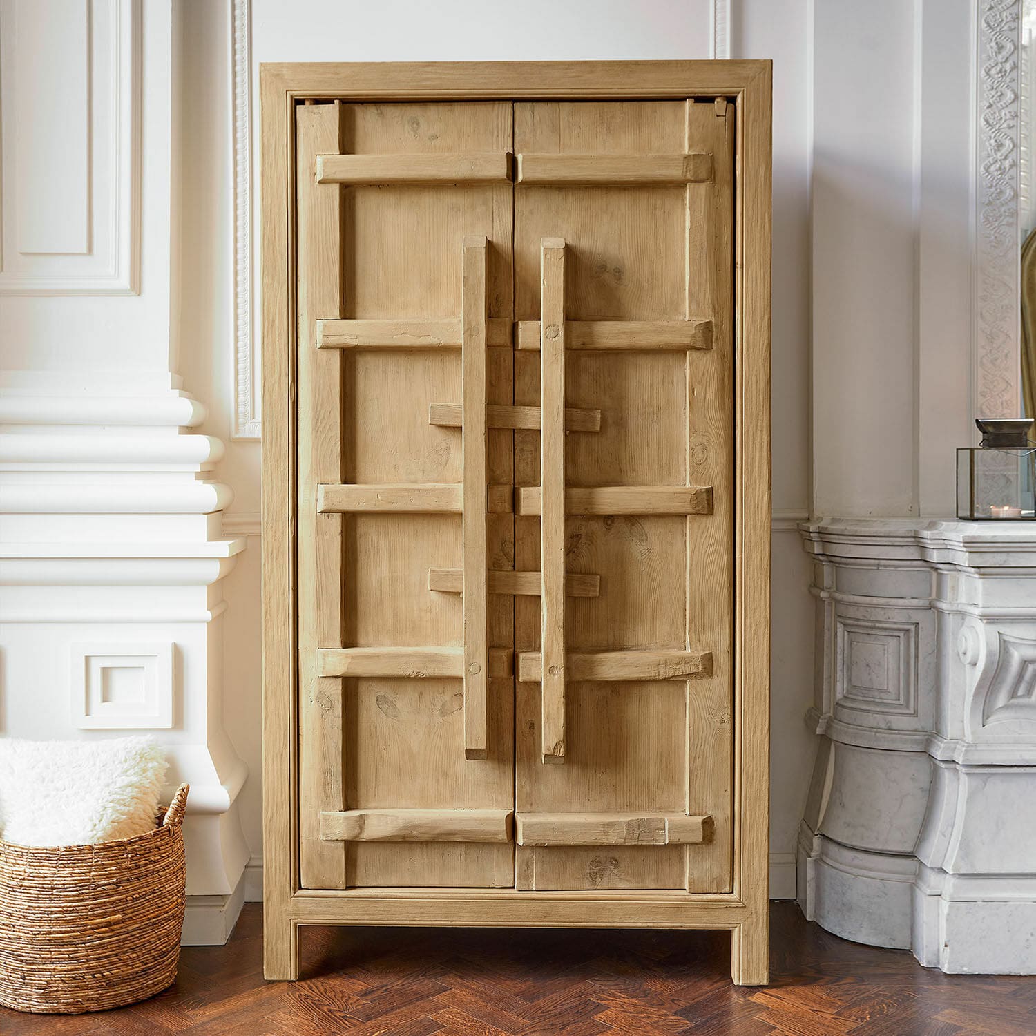 Armoire Trésorique Armoire en bois naturel avec poignées décoratives, meuble élégant pour salon ou chambre