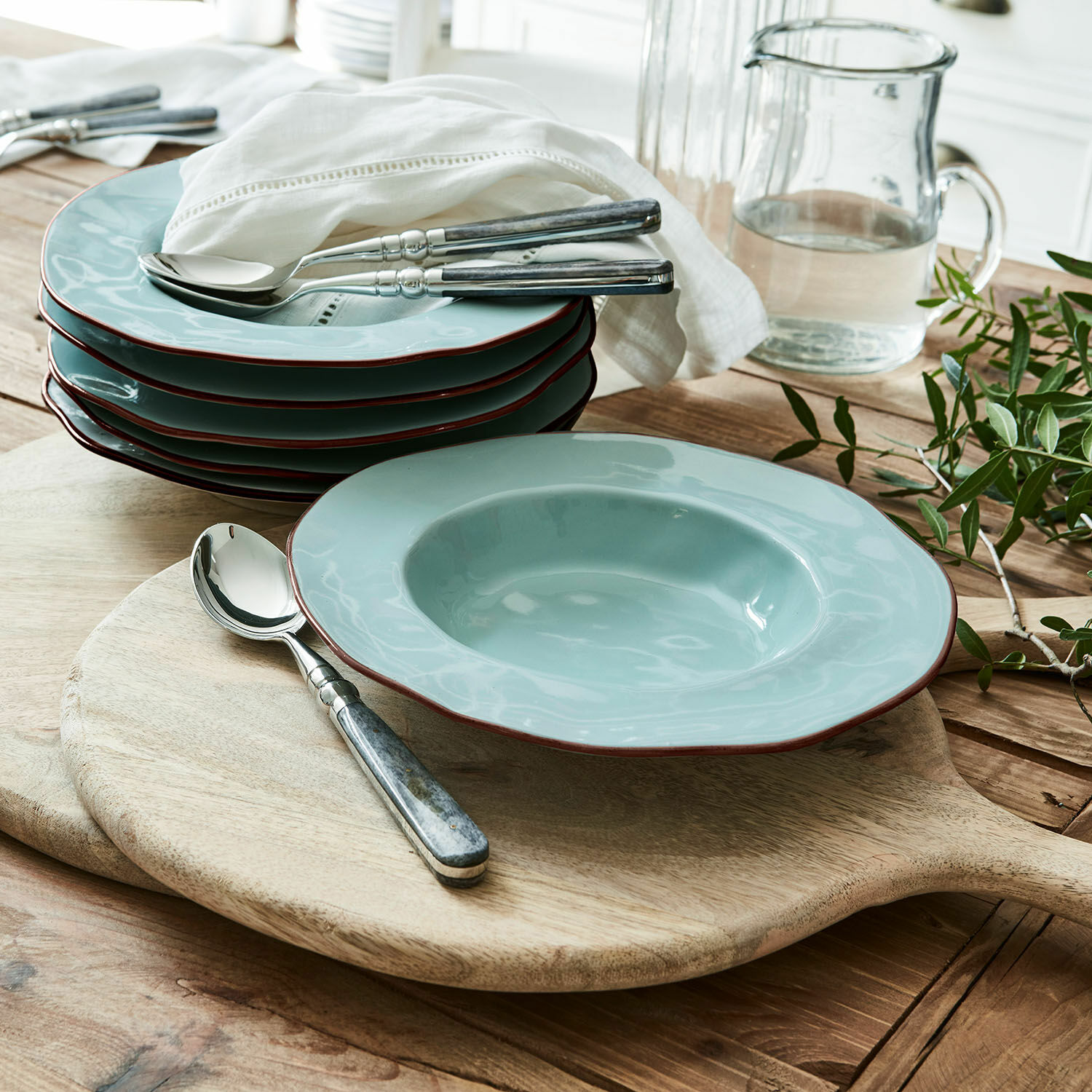 Lot de 6 assiettes creuses Biarré Ensemble d'assiettes en céramique bleu clair avec bord brun posées sur une planche en bois