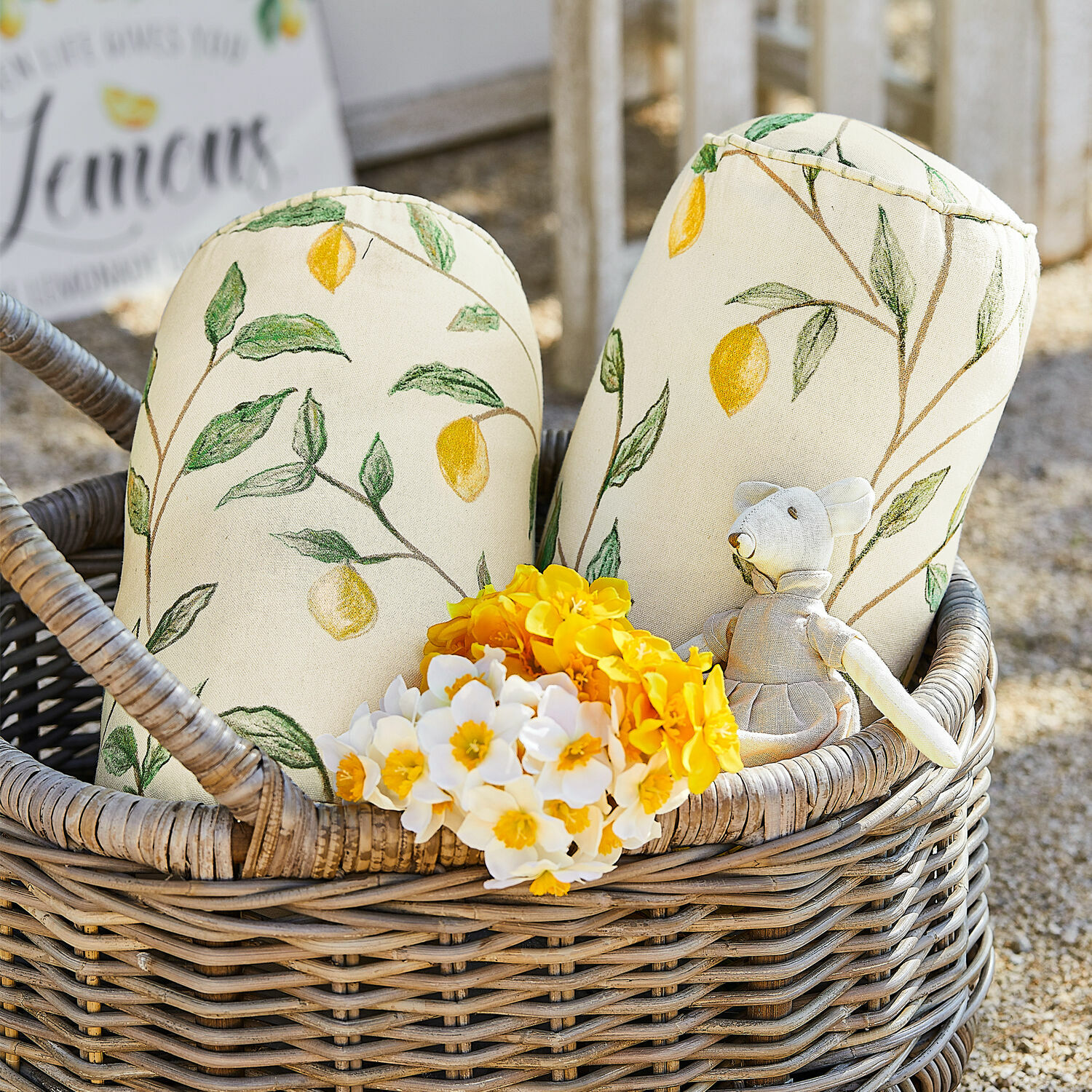Lot de 2 polochons Palerina Coussins décoratifs en coton crème avec motif citron dans un panier en osier avec fleurs jaunes et blanches