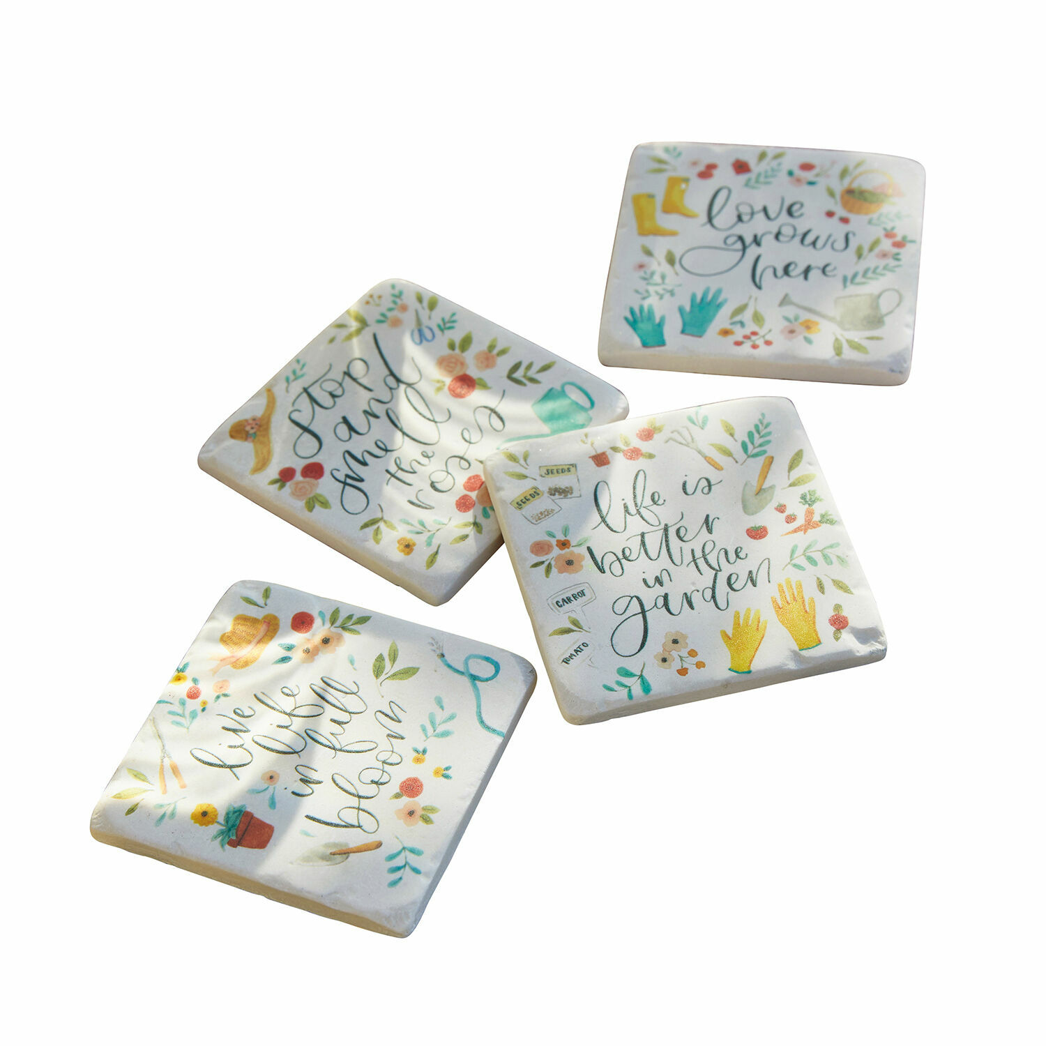 Lot de 4 dessous de verres Happy Ensemble de quatre dessous de verre en céramique avec motifs de jardinage et inscriptions colorées pastel