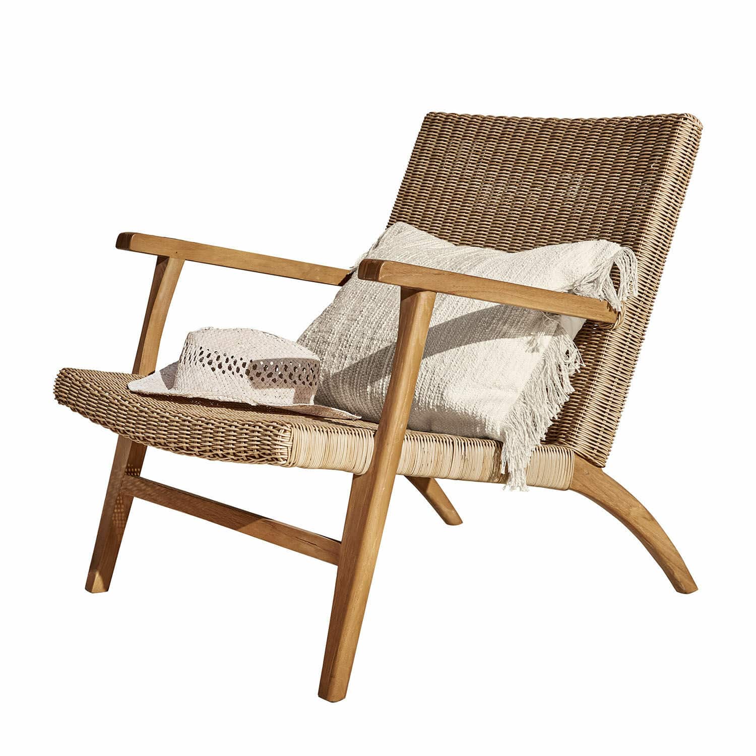Chaise Alzette Fauteuil en rotin et bois de teck naturel avec coussin clair et chapeau posé dessus