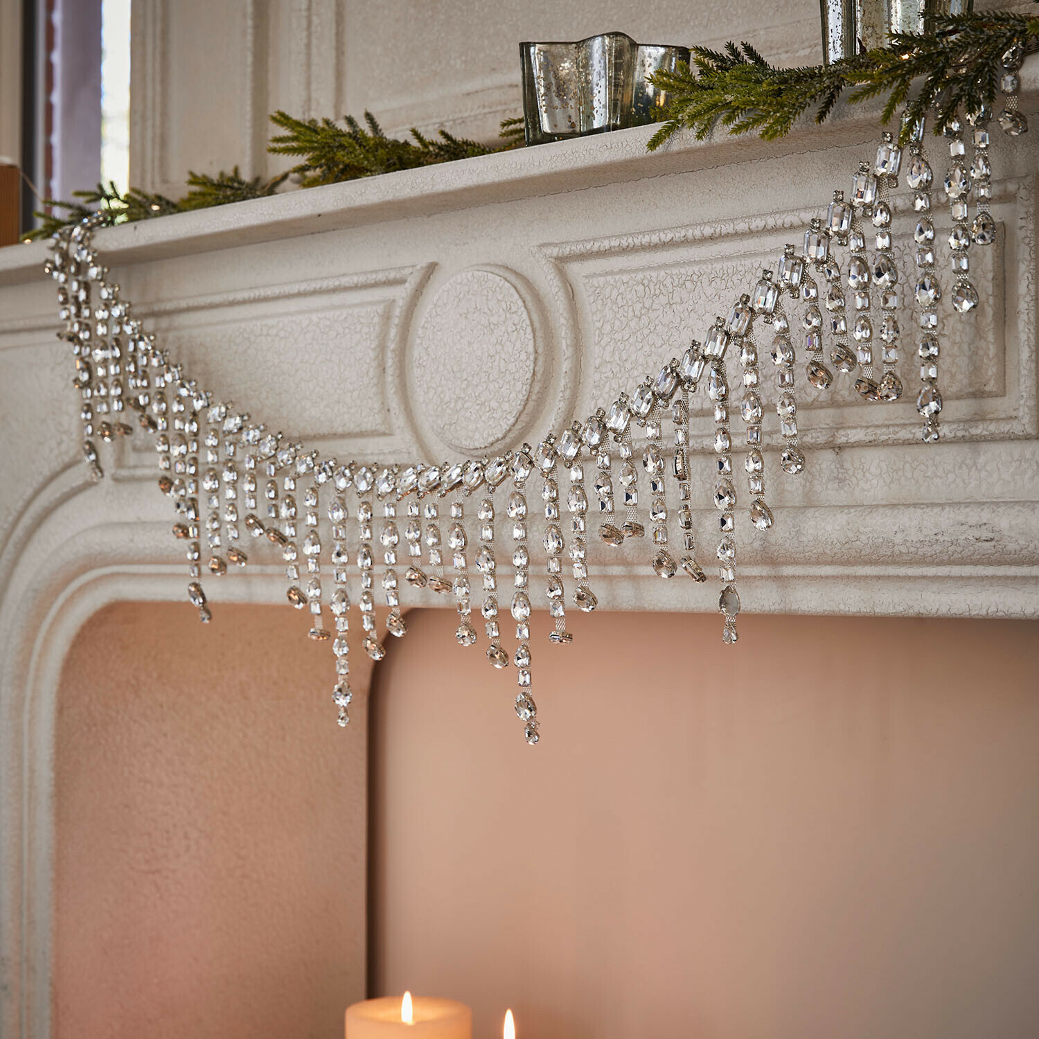 Guirlande Nastis Guirlande décorative en cristaux suspendue sur une cheminée blanche, décoration festive