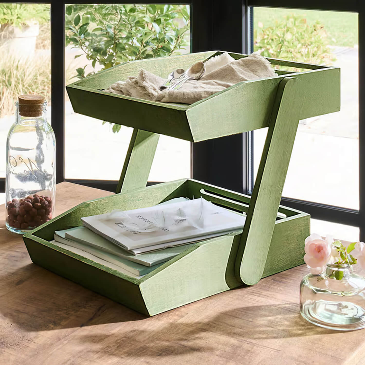 Organisateur de bureau en bois vert à deux niveaux avec livres et couverts, rangement pratique et décoratif