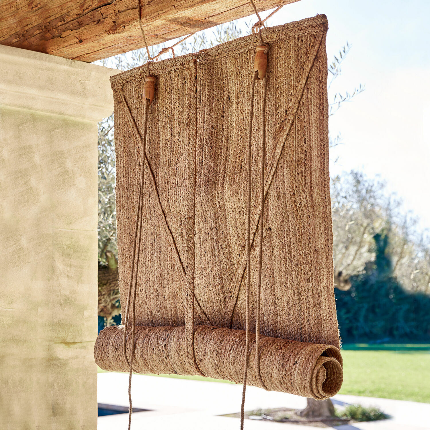 Store Georgia Store en jute tressée beige naturel suspendu, parfait pour l'ombrage et la décoration intérieure