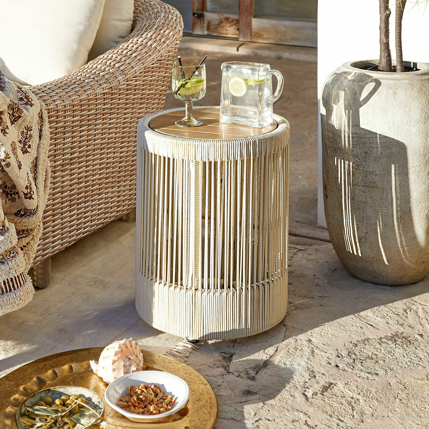 Table d'appoint Delor Table d'appoint ronde en bois clair et corde naturelle pour terrasse ou balcon extérieur