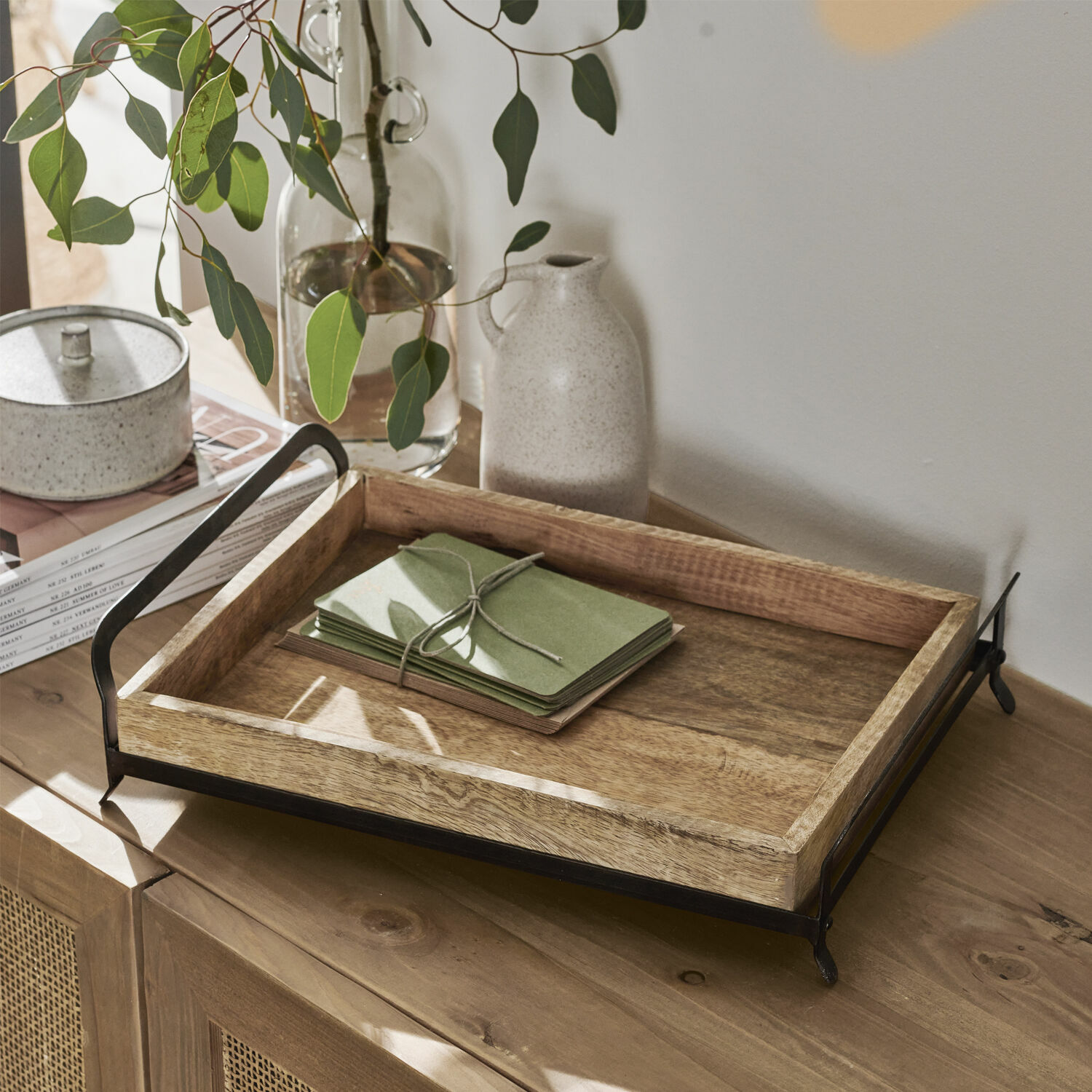 Plateau Troyes Plateau en bois avec poignées en métal noir sur meuble en bois avec décor naturel