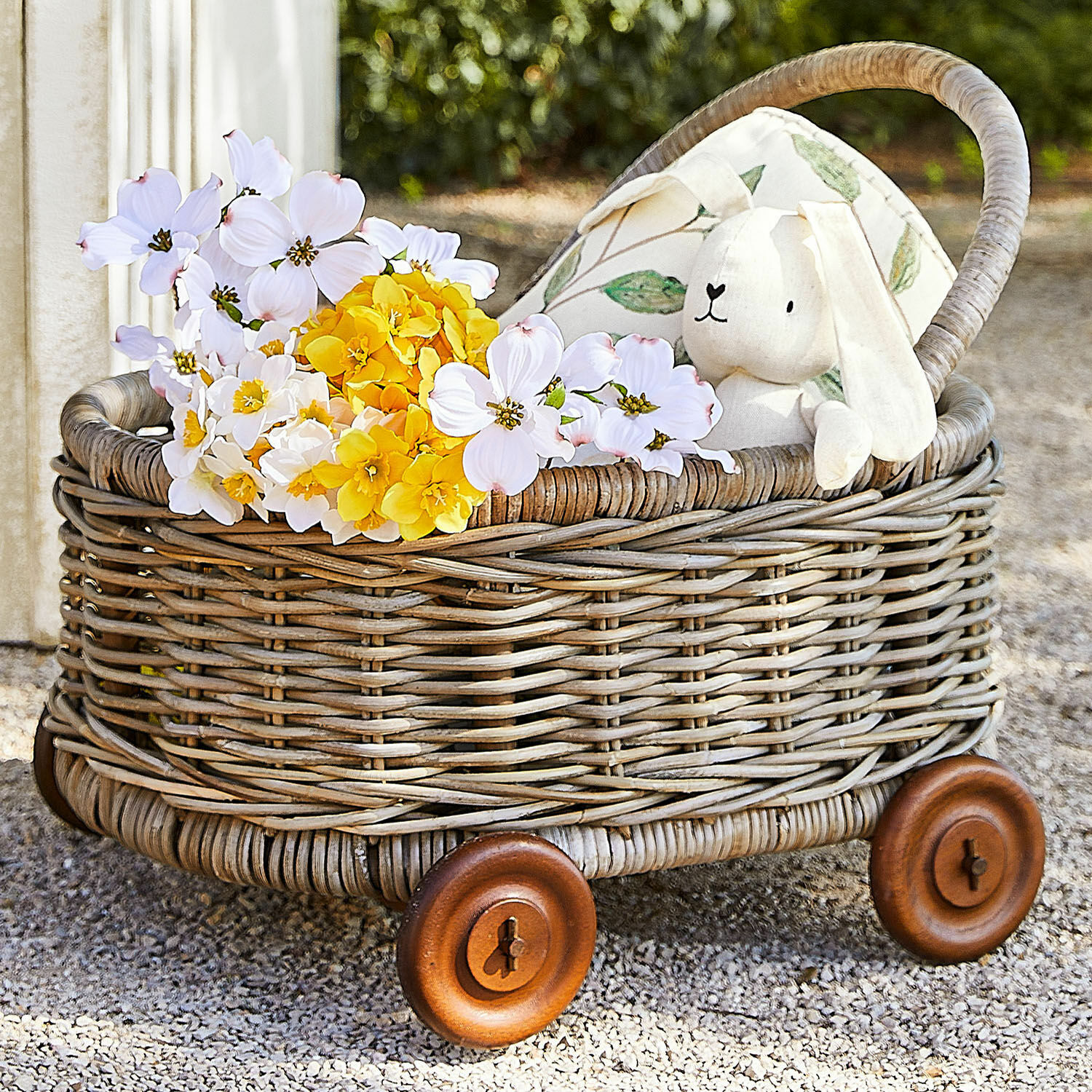 Chariot à roulettes Narivena Chariot en osier sur roues en bois avec fleurs jaunes et blanches et peluche lapin beige