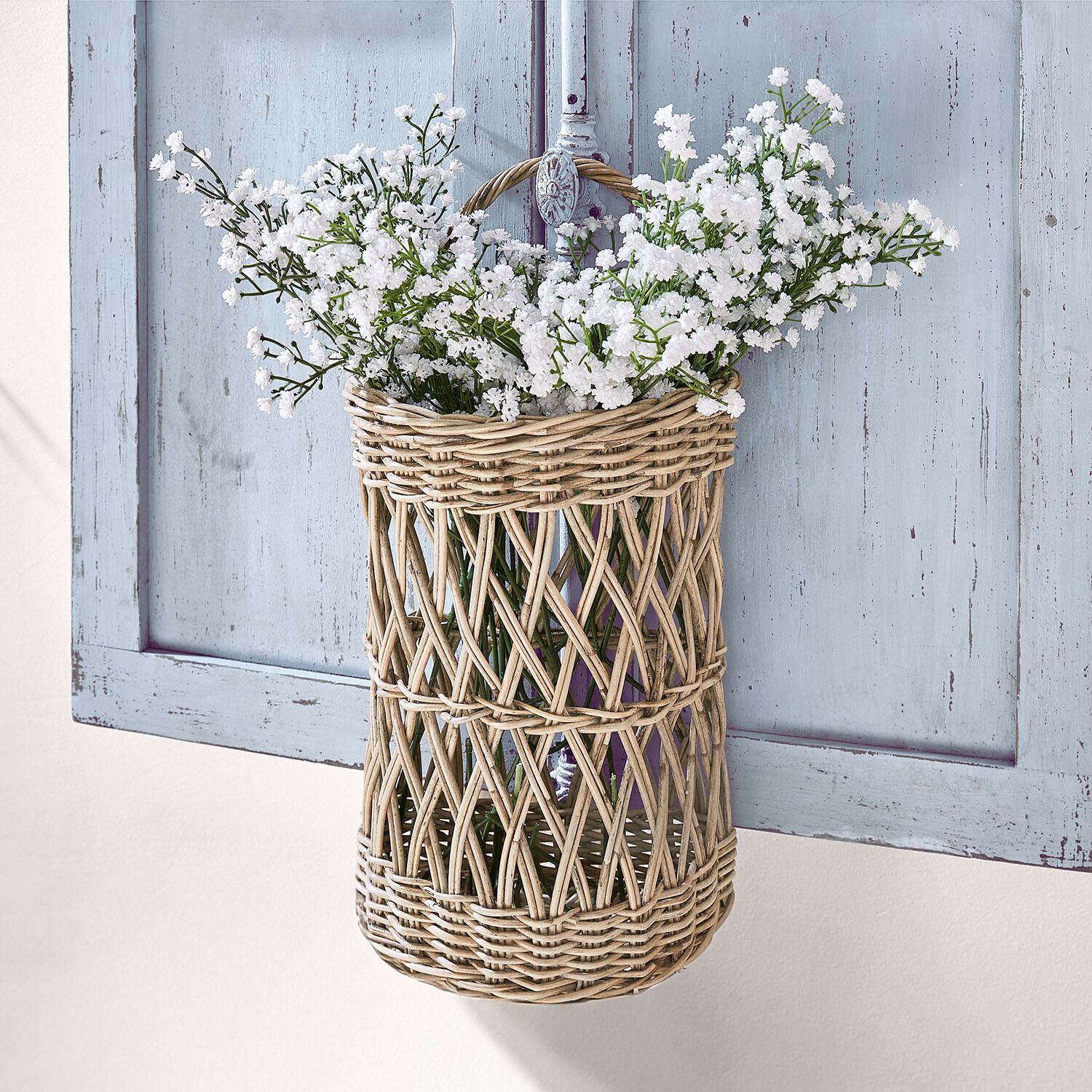 Panier à suspendre Finara Panier suspendu en rotin naturel avec fleurs blanches pour décoration murale élégante
