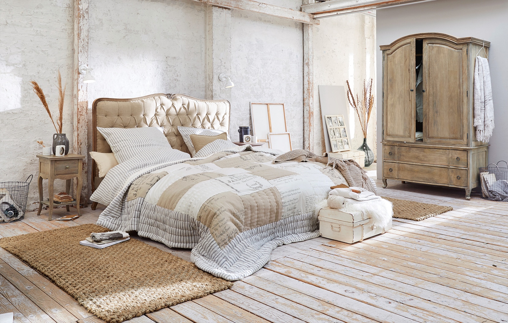 Chambre cosy shabby chic avec lit capitonné beige et armoire en bois patiné