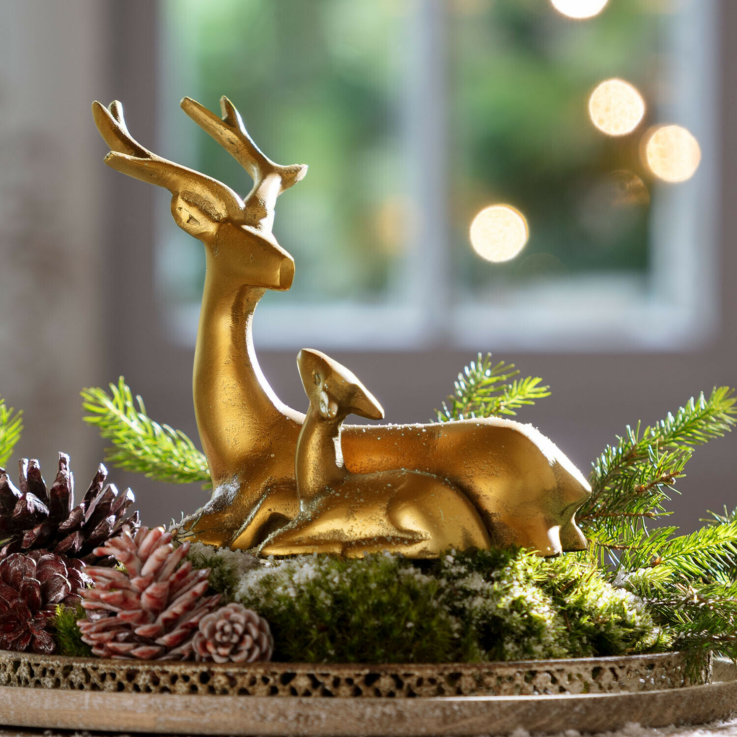 Chevreuil avec faon Tiralee Figurines dorées de cerfs sur mousse verte avec pommes de pin, décoration naturelle de Noël