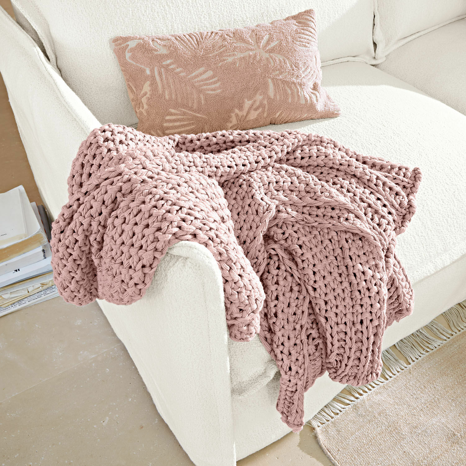 Plaid Plixoren Plaid rose épais tricoté posé sur un canapé blanc avec coussin décoratif à motifs feuilles, doux et confortable