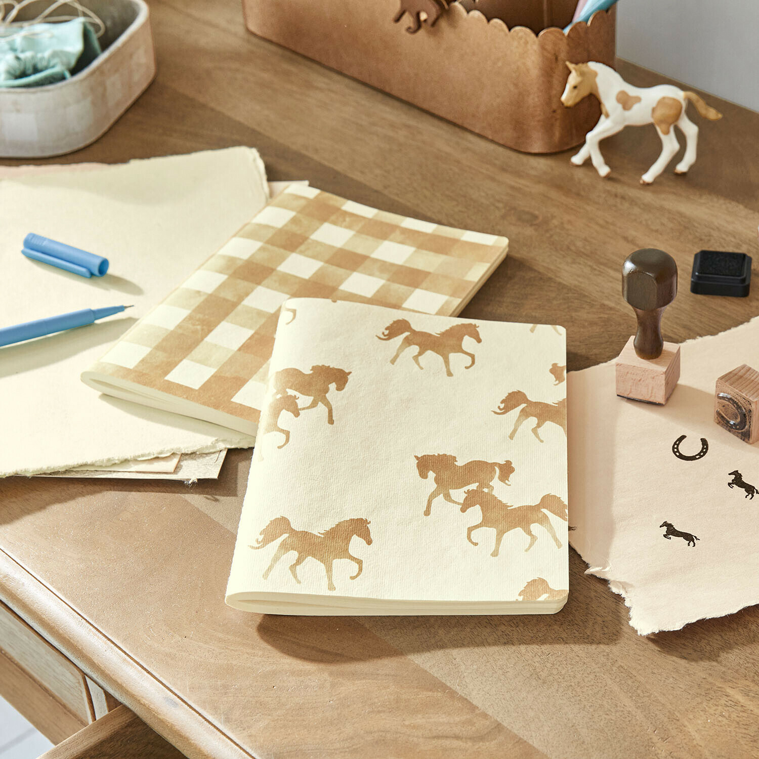Lot de 2 carnets Windermay Carnets en papier crème avec motifs chevaux et carreaux sur bureau en bois avec tampons encreurs