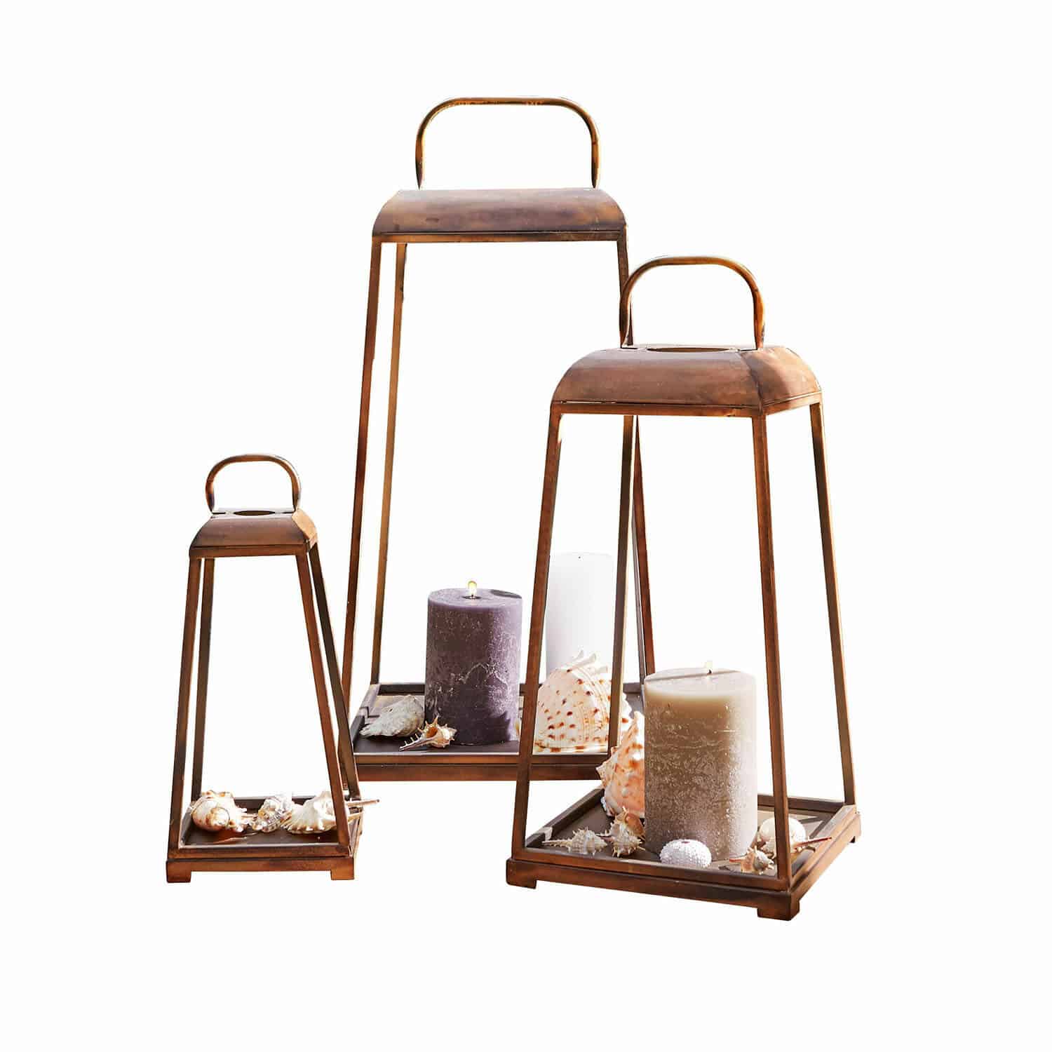Lot de 3 lanternes Martie Ensemble de trois lanternes en cuivre avec poignées, bougies et coquillages pour décoration intérieure