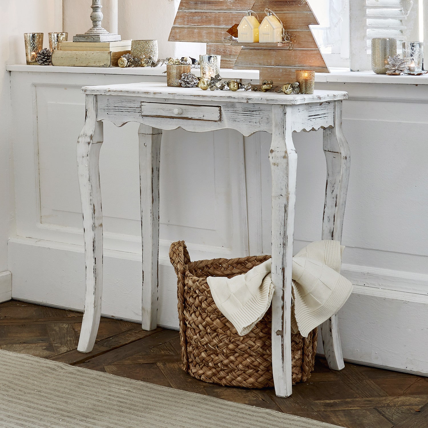 Console Barbey Table en bois blanc style vintage avec tiroir, décorations de Noël et panier en osier au sol