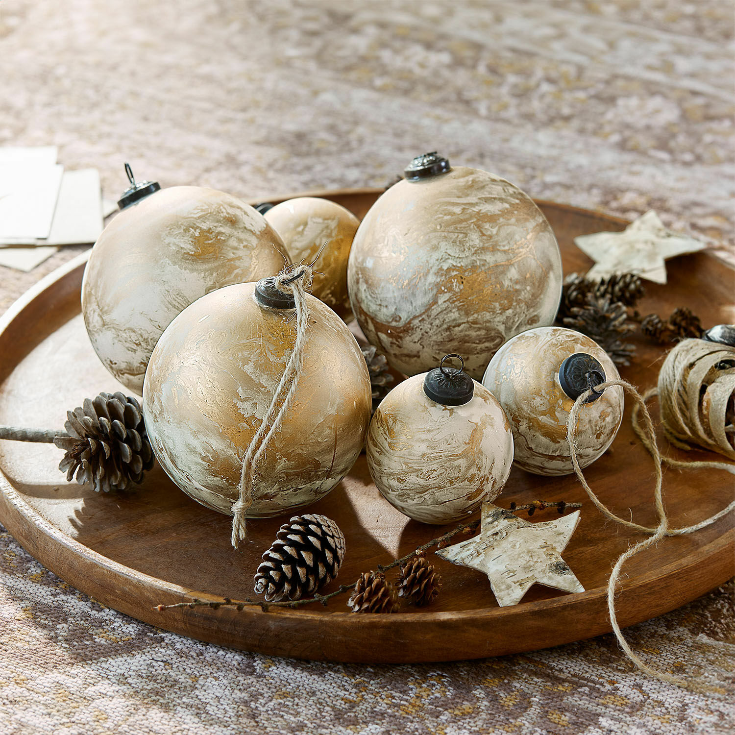 Lot de 6 boules de Noël Nymeria Ensemble de boules de Noël dorées et beige avec pommes de pin naturelles sur un plateau en bois décoratif