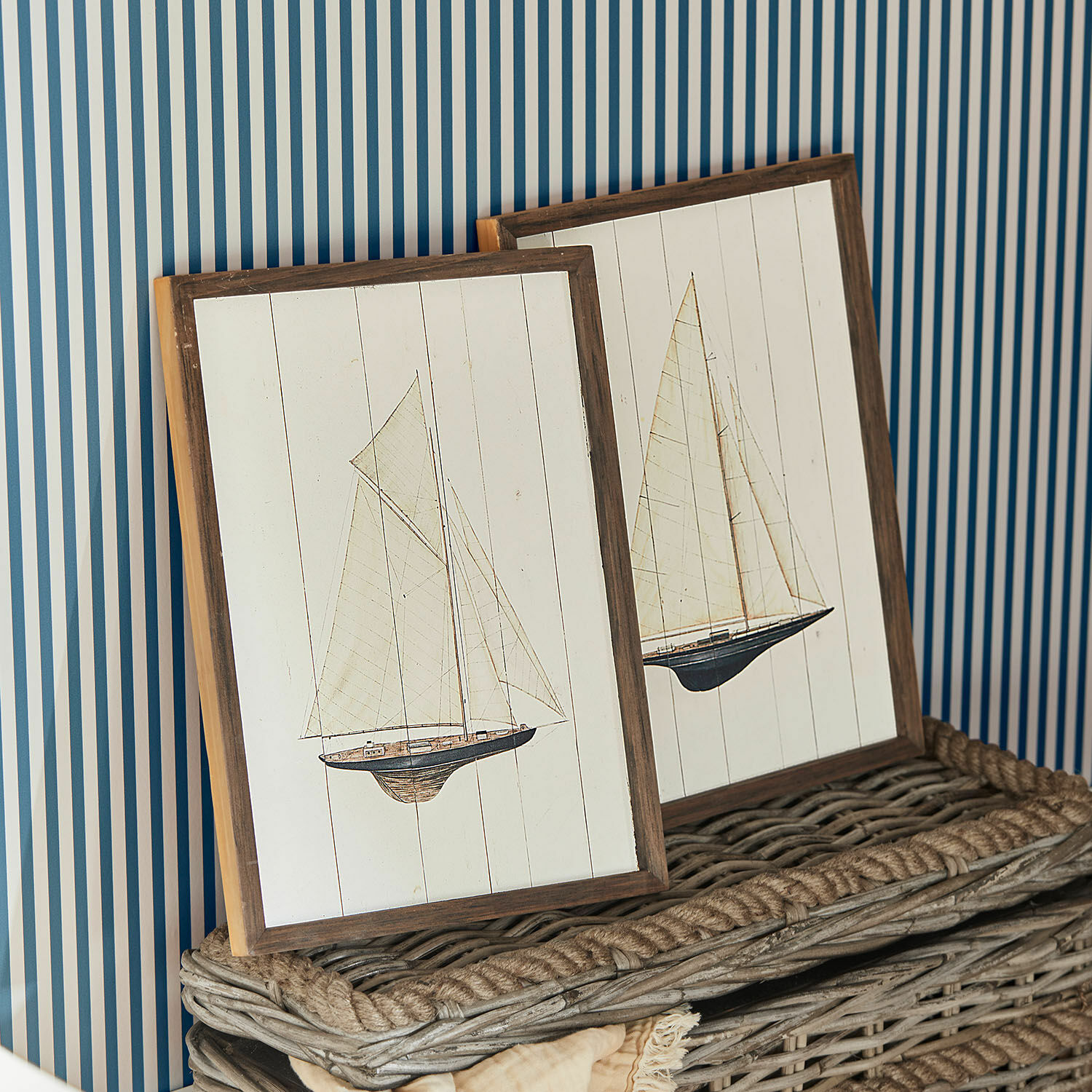 Lot de 2 tableaux Lemoux Tableaux en bois avec voiliers sur fond blanc et cadre marron, décoration marine intérieure.