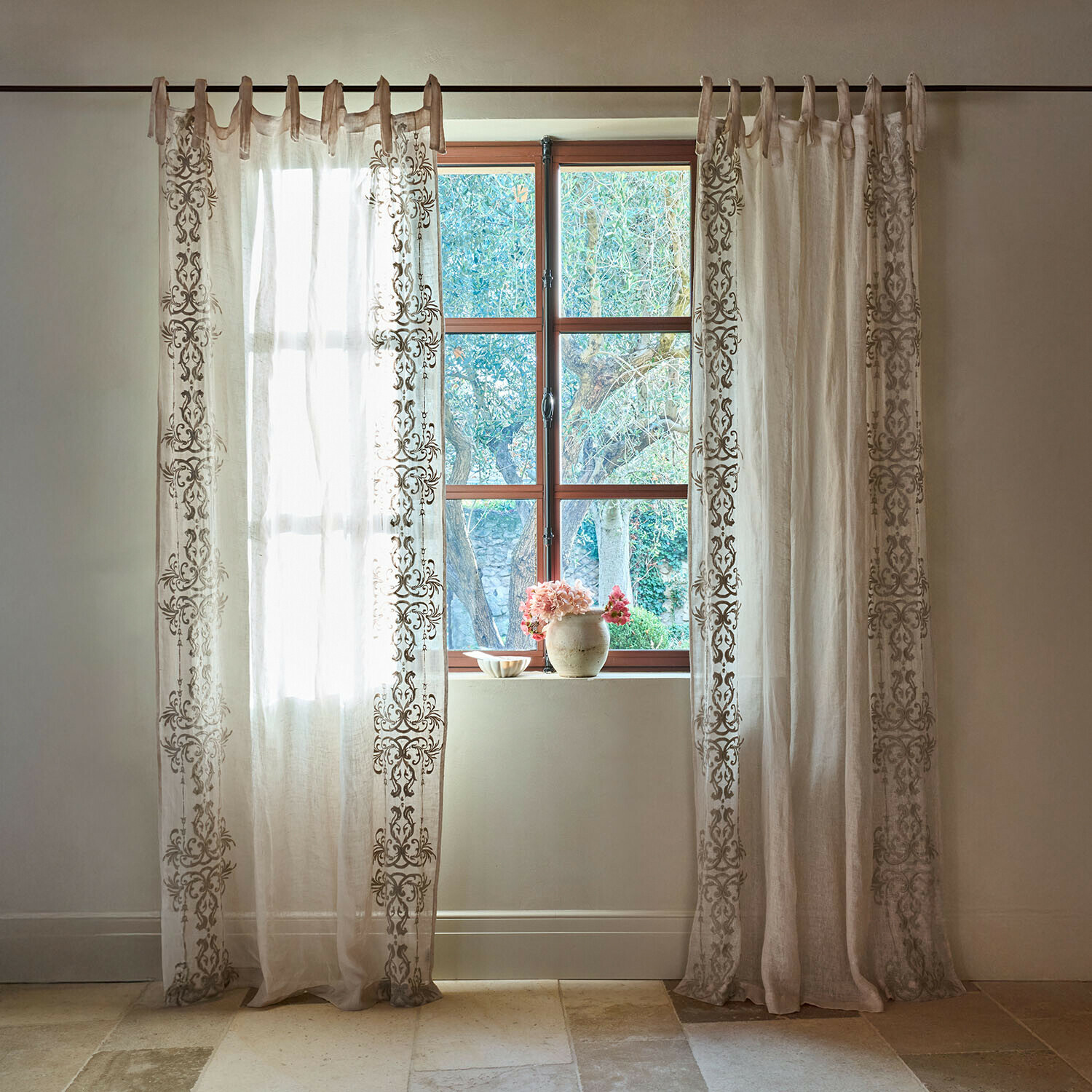 Rideaux en lin beige transparent avec motif décoratif, élégants et légers pour salon lumineux