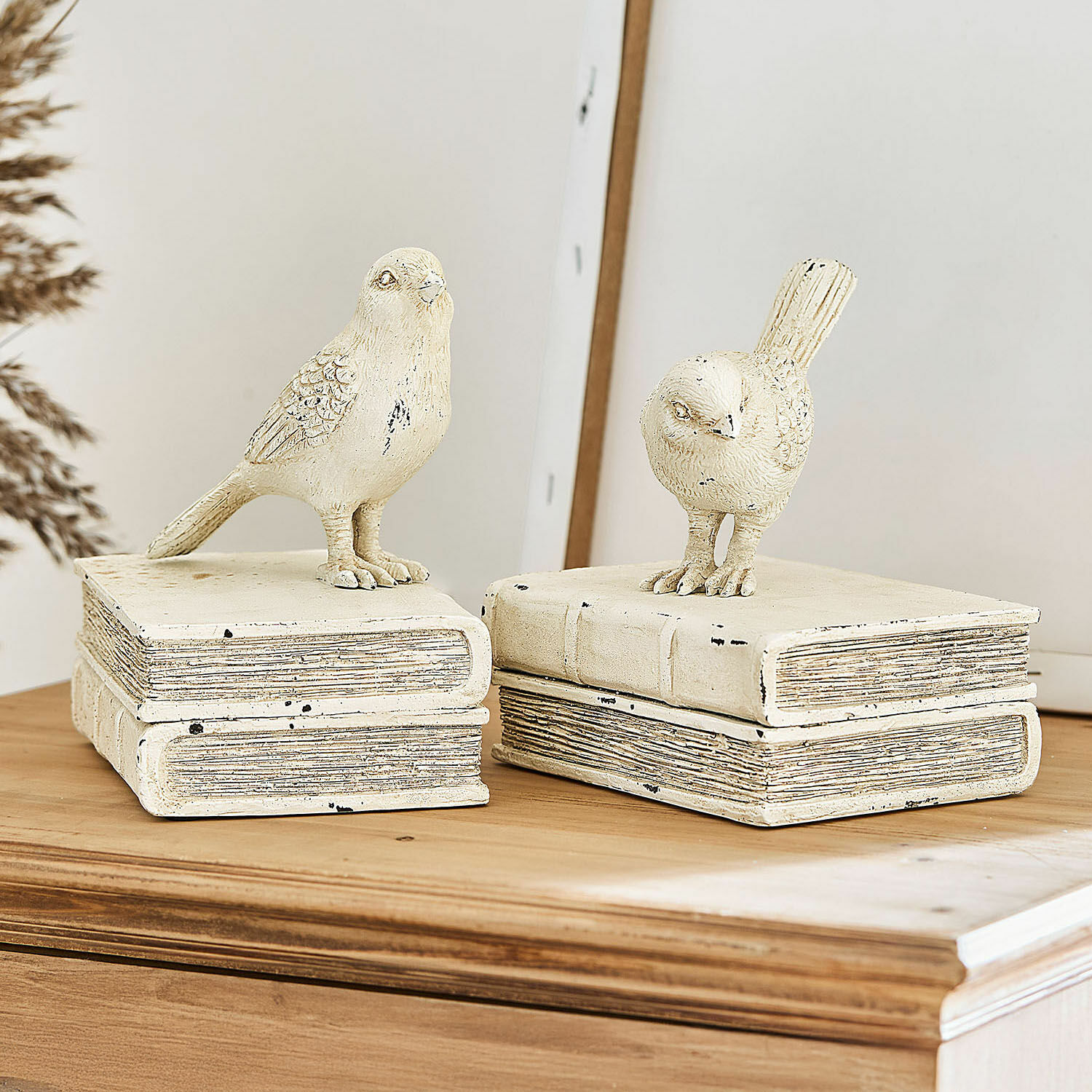 Lot de 2 figurines décoratives Moonlet Figurines décoratives d'oiseaux en matériau crème posées sur des livres empilés sur une surface en bois