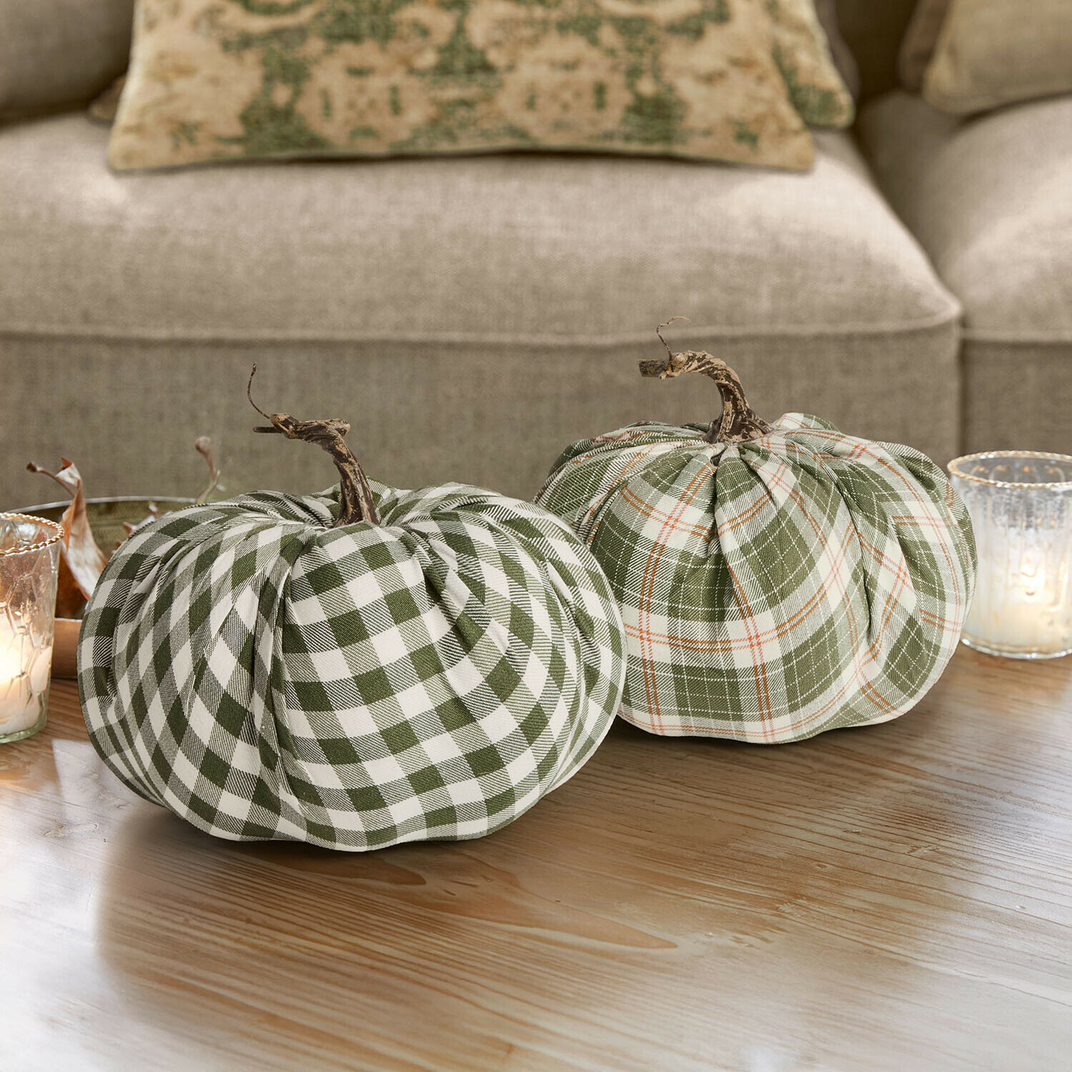 Lot de 2 citrouilles Effyl Deux citrouilles décoratives en tissu à carreaux vert et blanc sur une table en bois pour décoration automnale