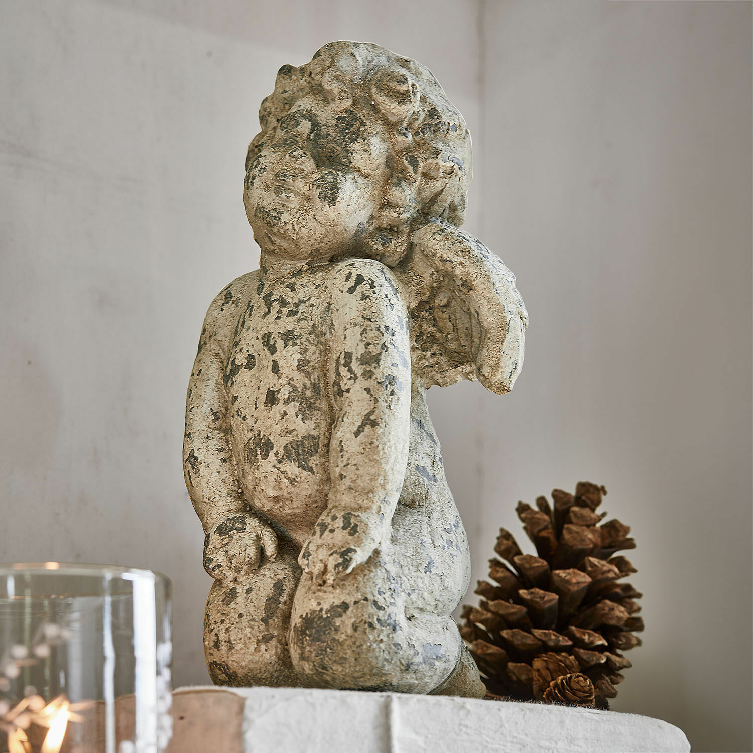 Ange décoratif Mines Statue d'ange en pierre vieillie beige, décoration intérieure avec pomme de pin naturelle